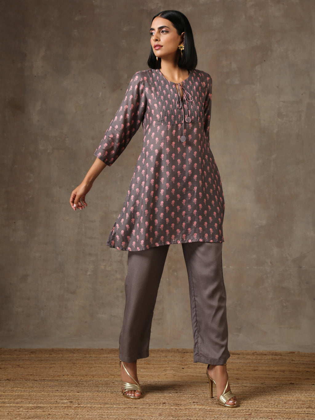 trueBrowns Grey Pink Floral Printed Silk Co-Ord Set