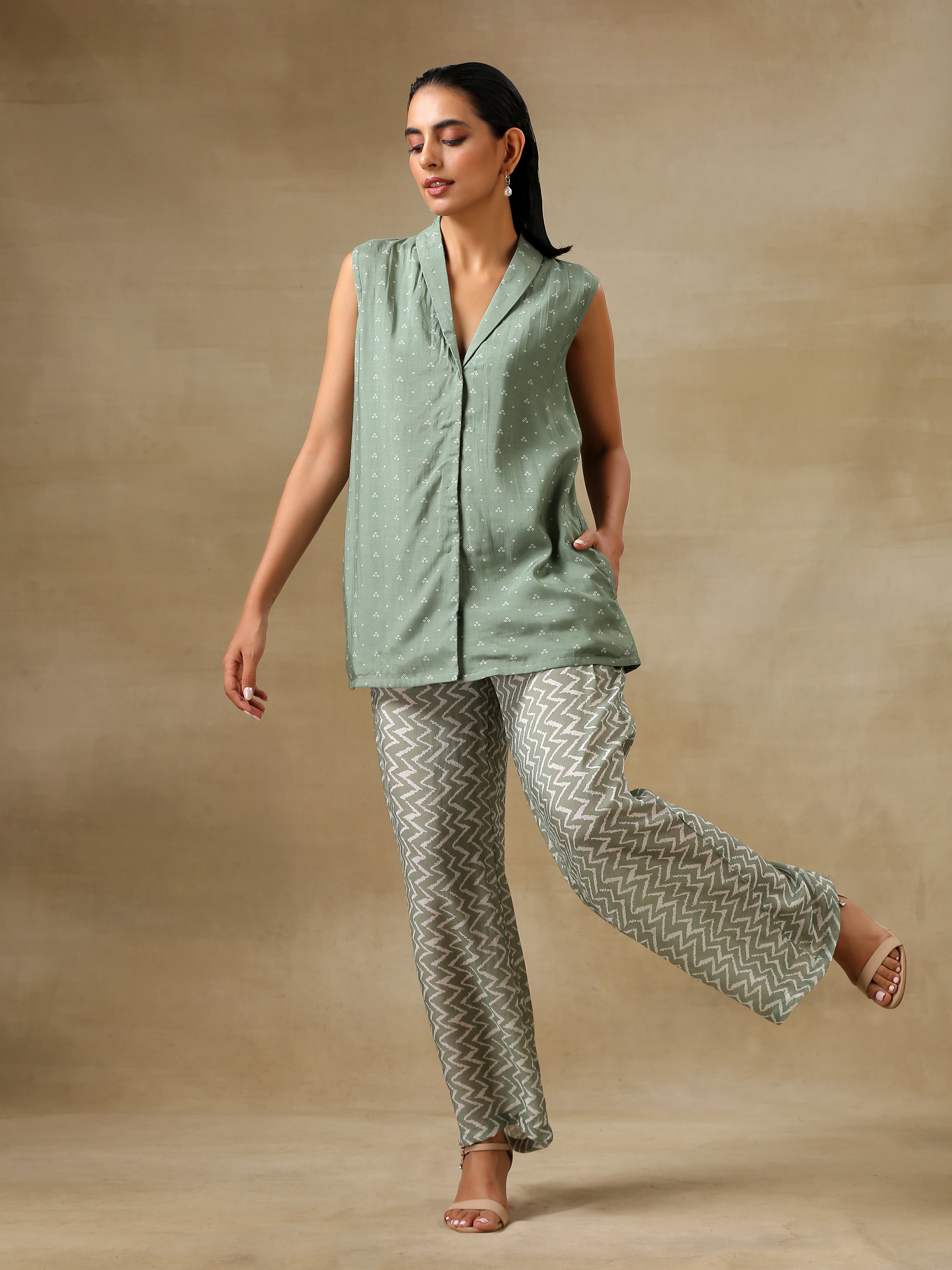 trueBrowns Light Green Bandhani Printed Silk Sleevesless Jacket Pant Set