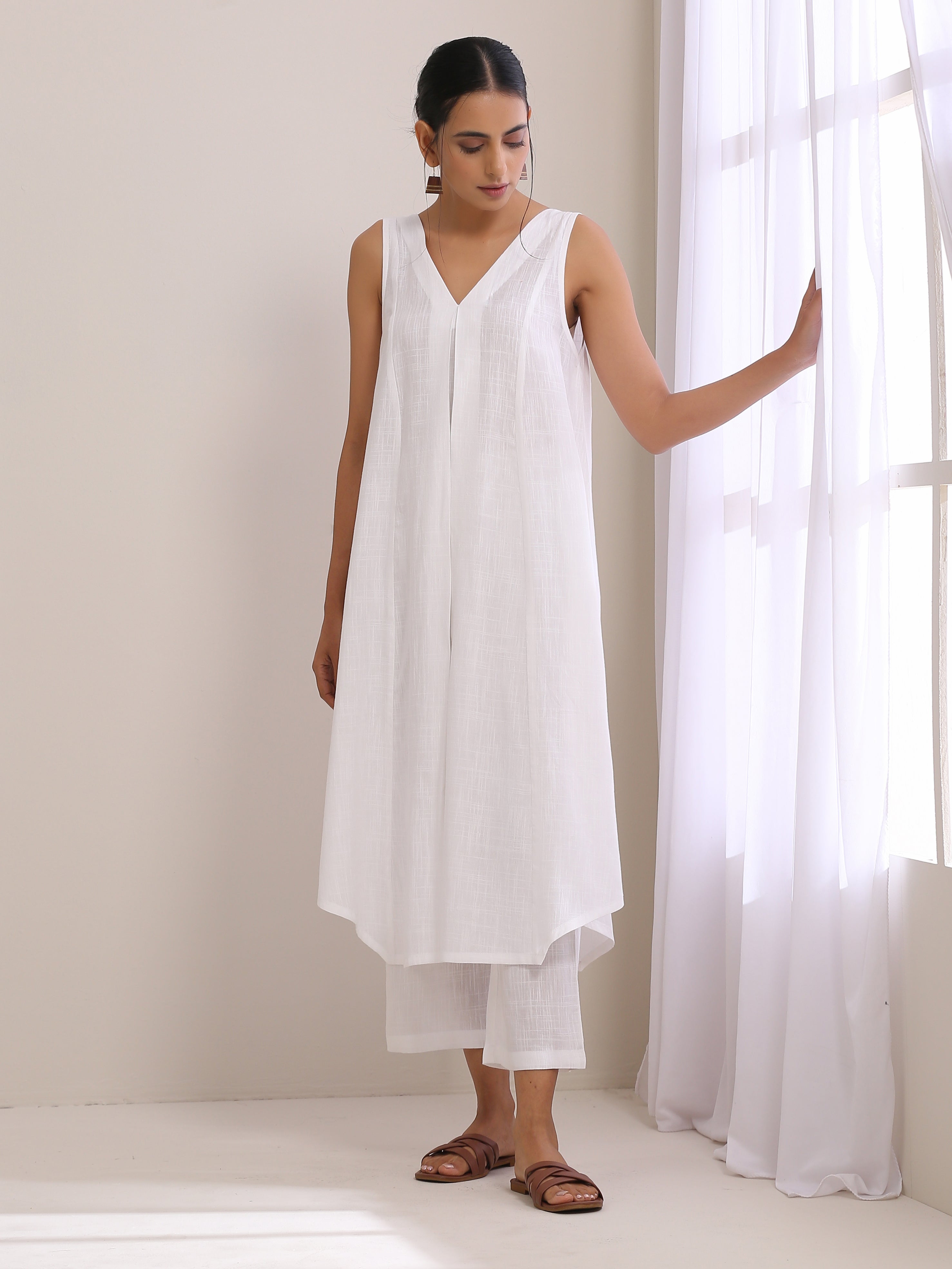 trueBrowns White Slub Texture Sleeveless Flared Kurta Pant Set