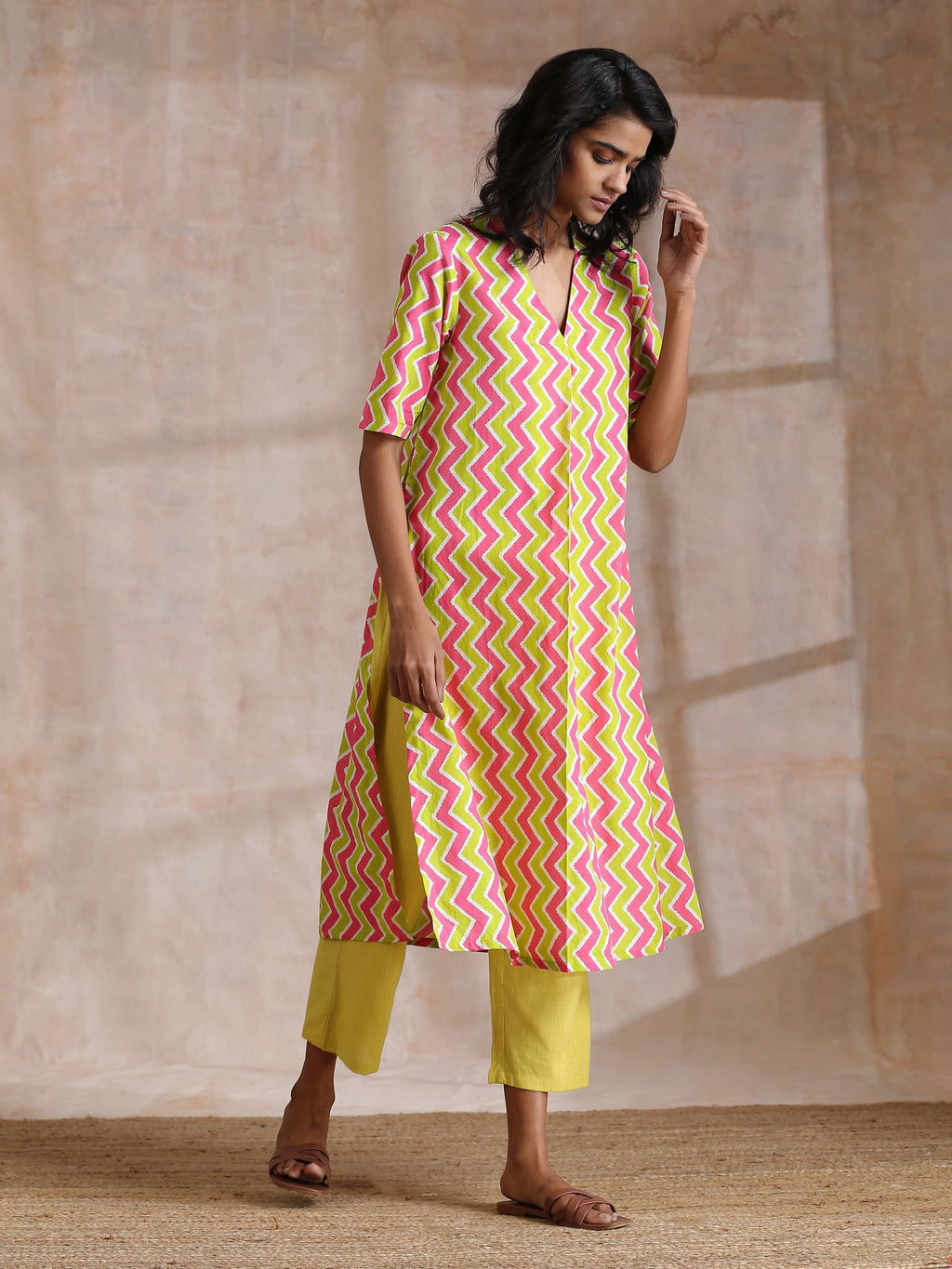 trueBrowns Lime Pink Zig-Zag Lines Print Cotton Kurta Pant Set | Relove