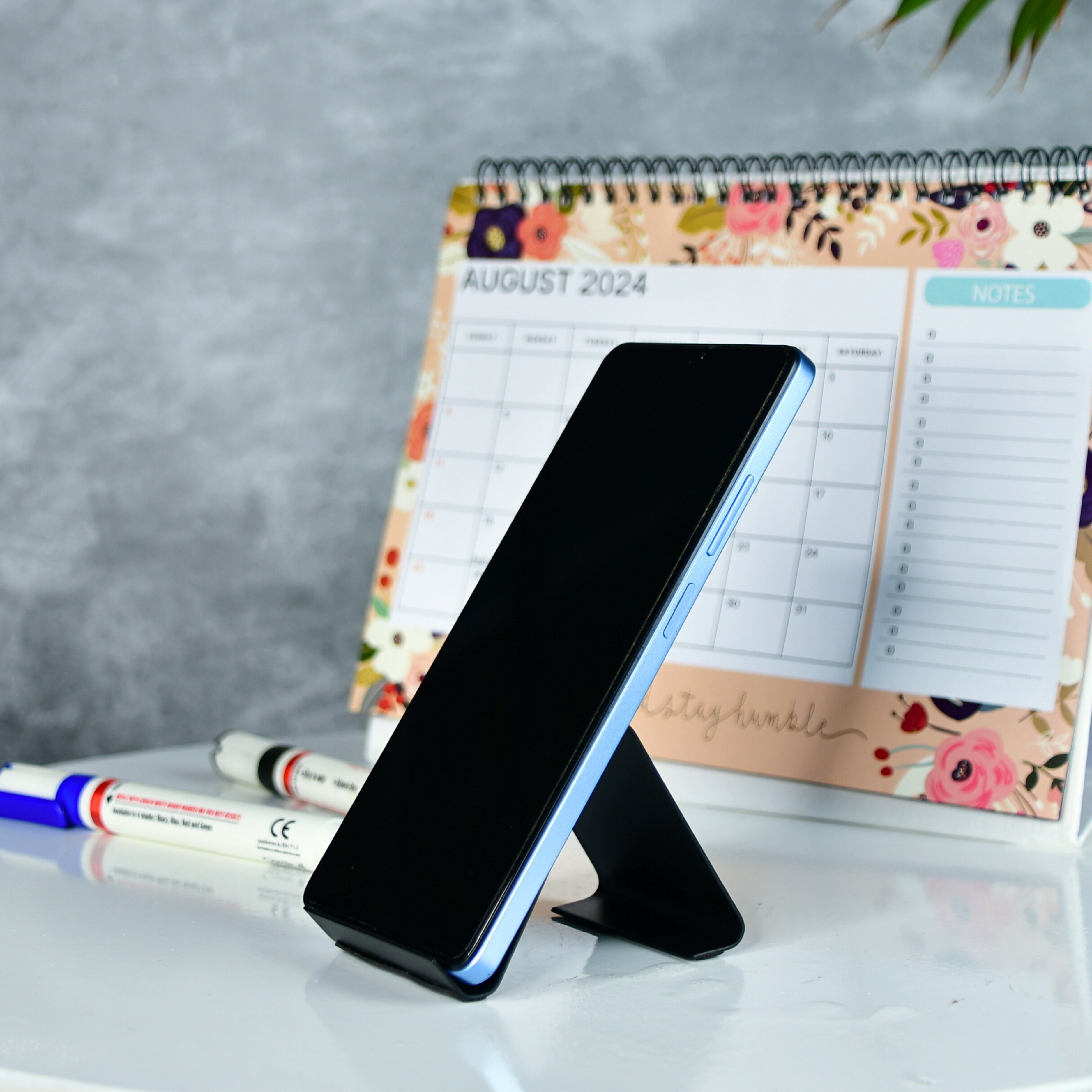 Sowpeace / Modern Freestanding Metal Mobile Phone Stand