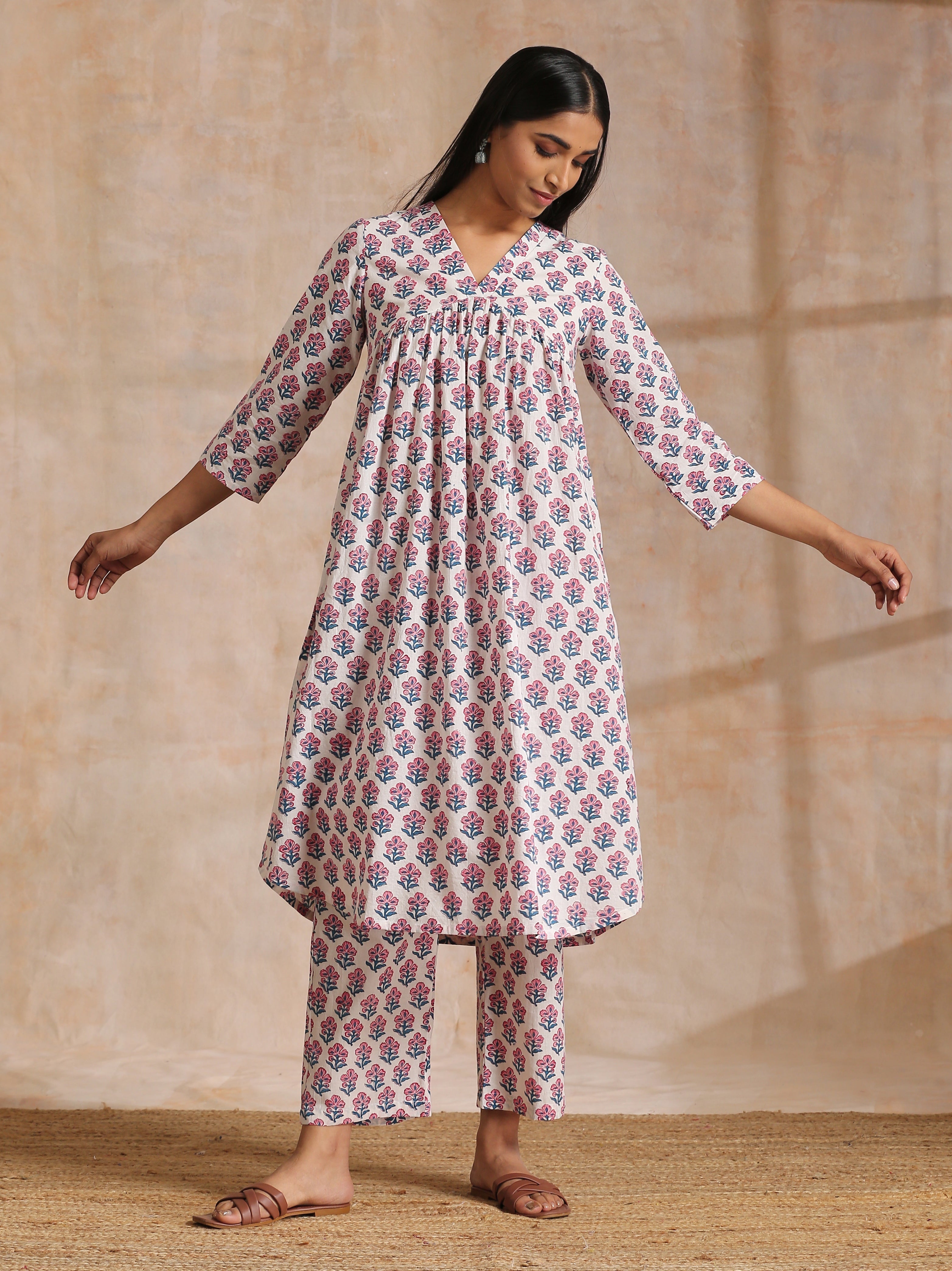 trueBrowns White With Pink Blue Floral Block Print Cotton Flared Slit Kurta Pant Set