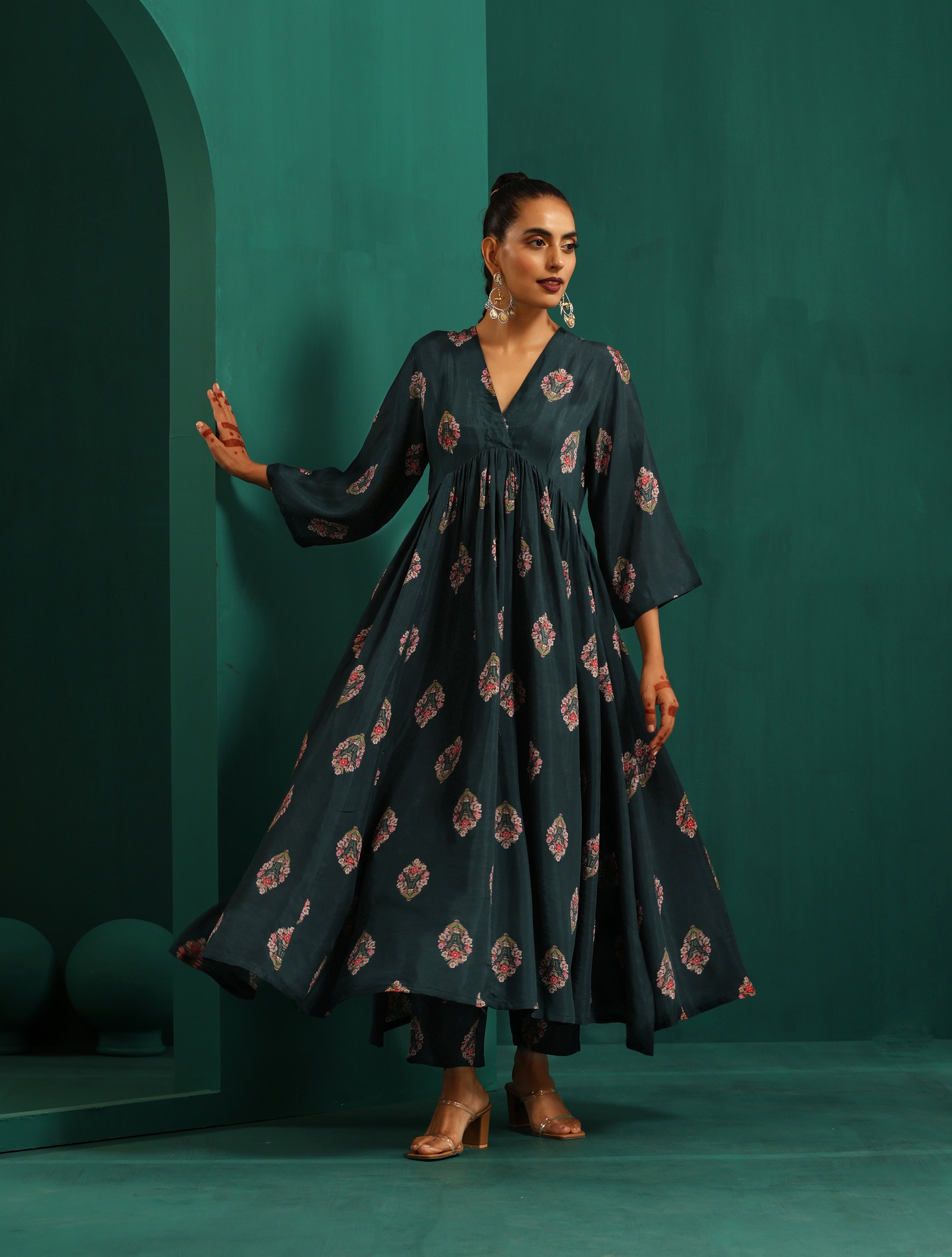 trueBrowns Deep Blue Floral Bunch Muslin Silk Printed V-Neck Waist Gathered Kurta Pant Set