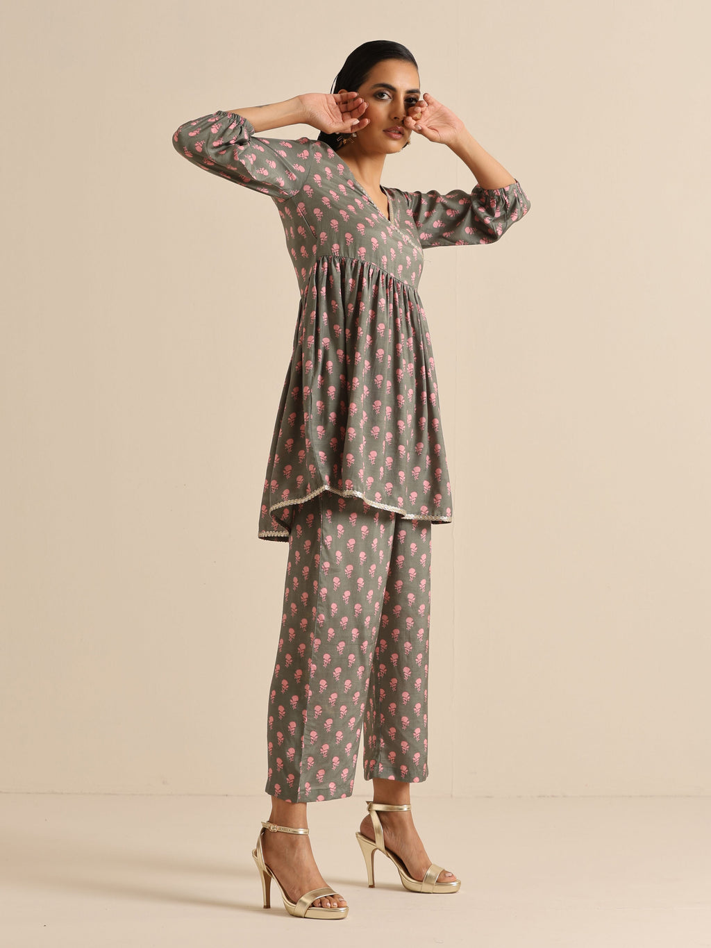 trueBrowns Grey Floral Silk Printed Co-Ord Set
