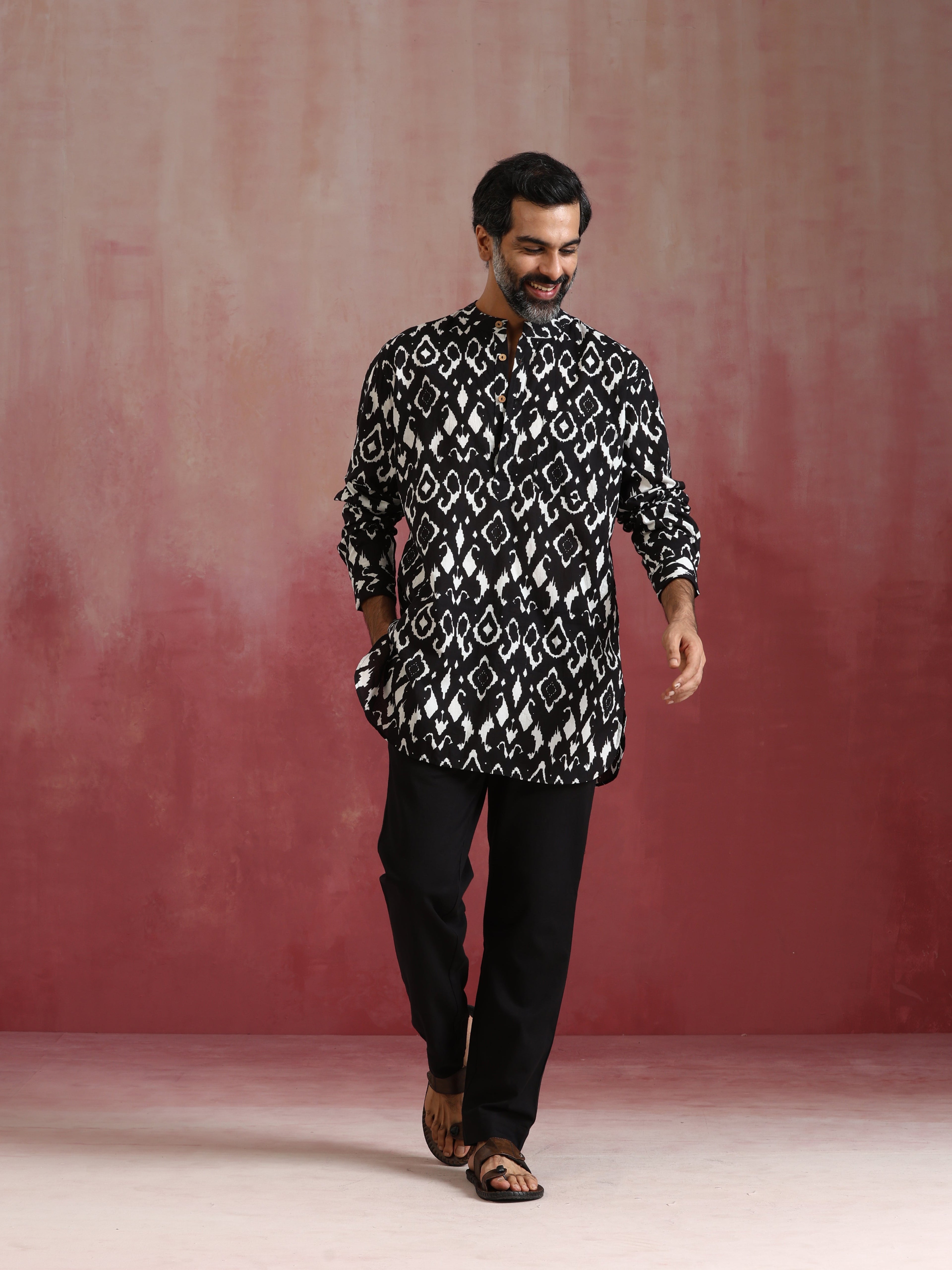 trueBrowns Men's Black Ikat Print Mandarin Collar Kurta Co-ord set