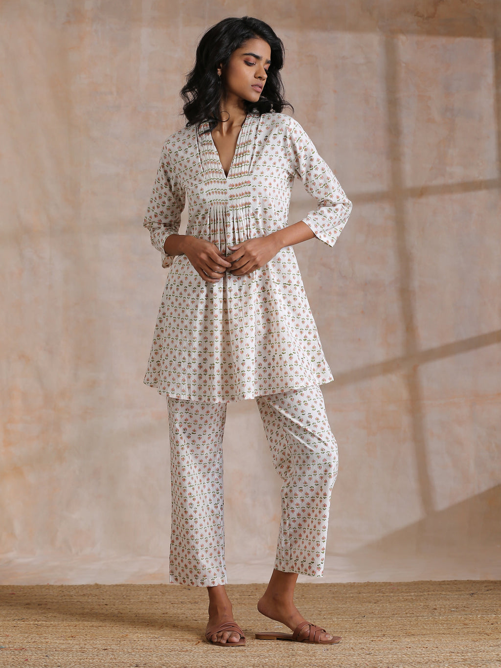 trueBrowns White With Small Floral Booti Print Cotton Pleated Co-Ord Set