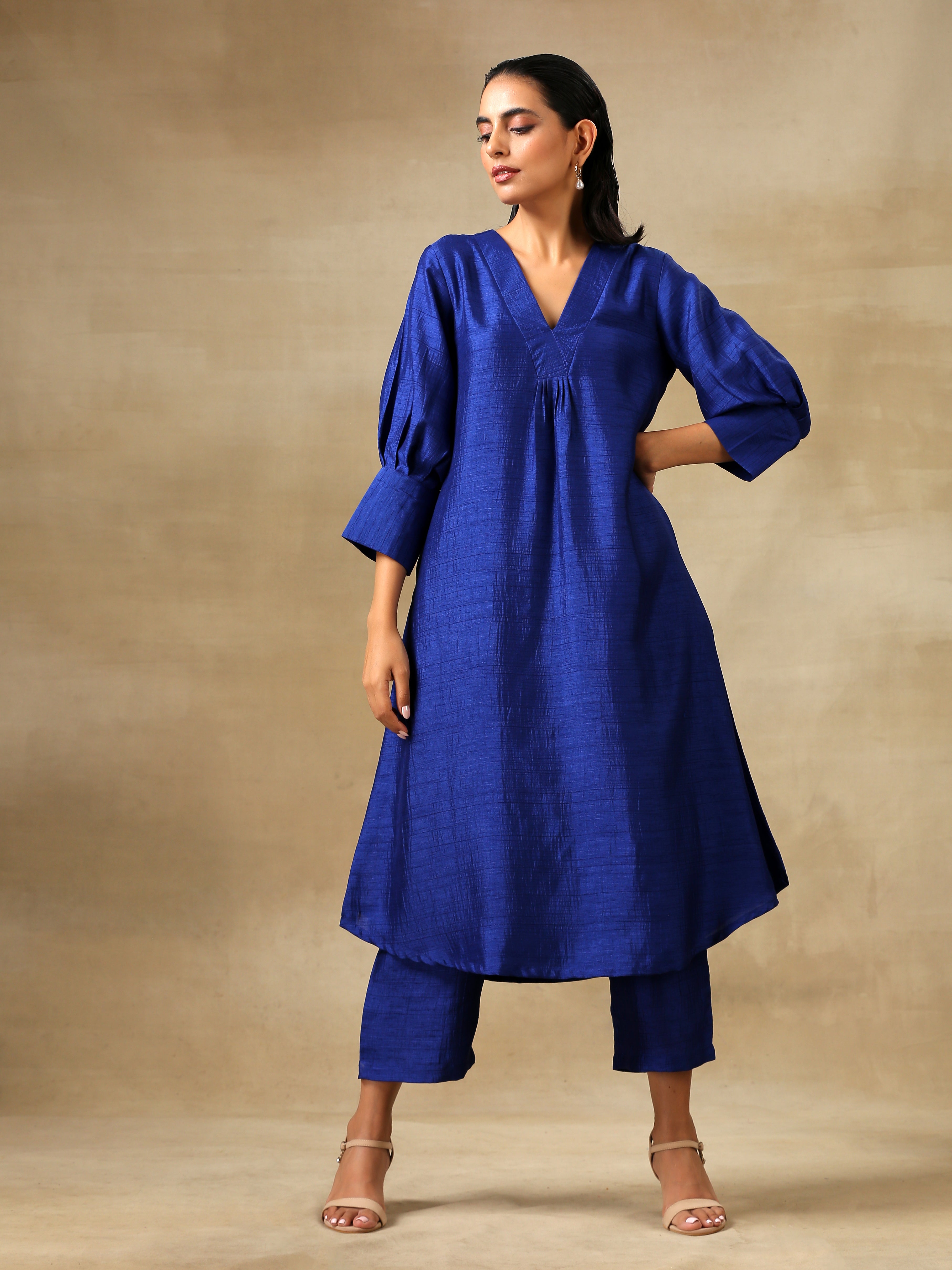 trueBrowns Blue Textured Silk Puff Sleeve Kurta Pant Set