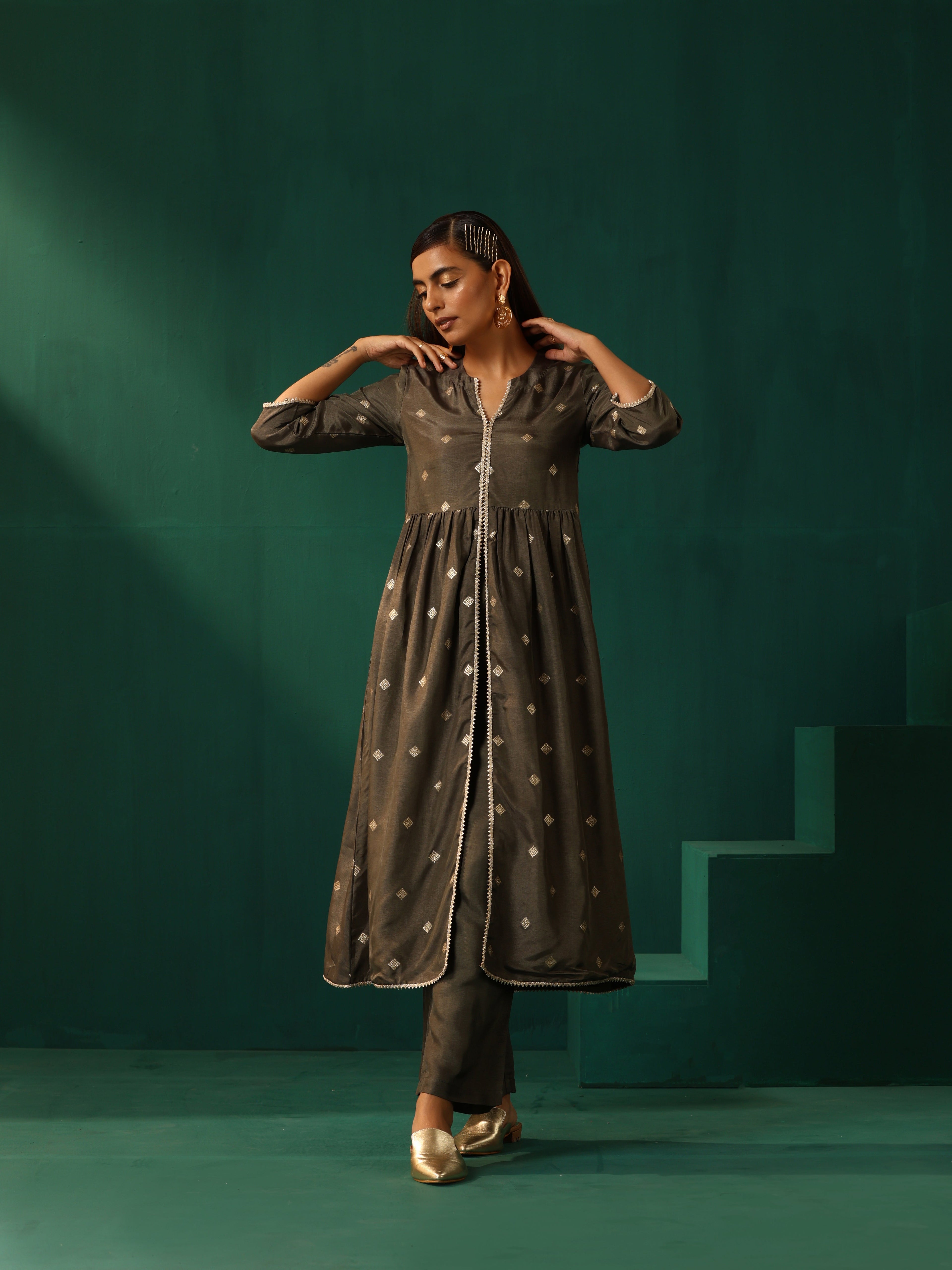 trueBrowns Grey Diamond Viscose Silk Front Slit Kurta Pant Set
