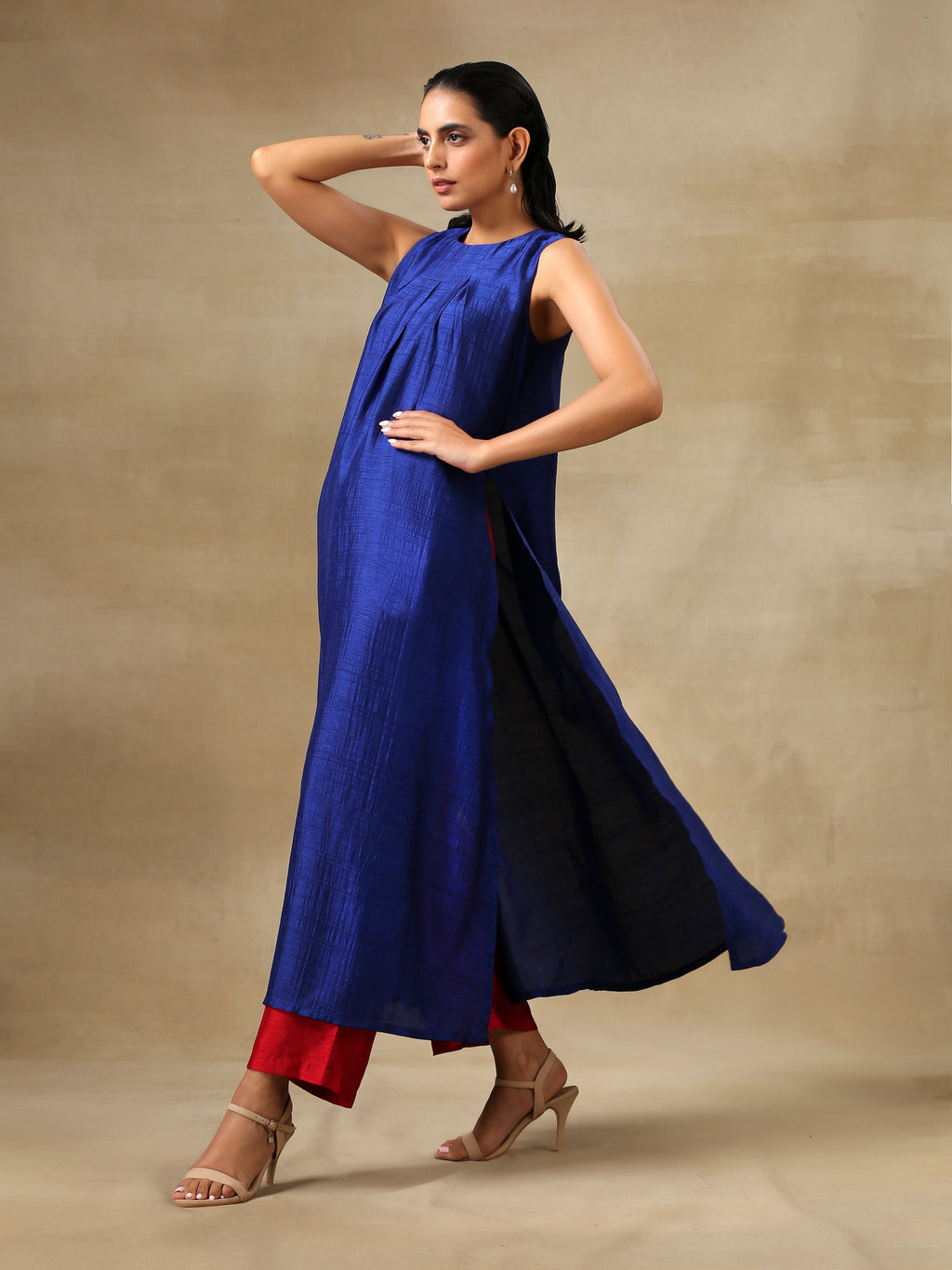 trueBrowns Blue Textured Silk Sleeveless Kurta Pant Set