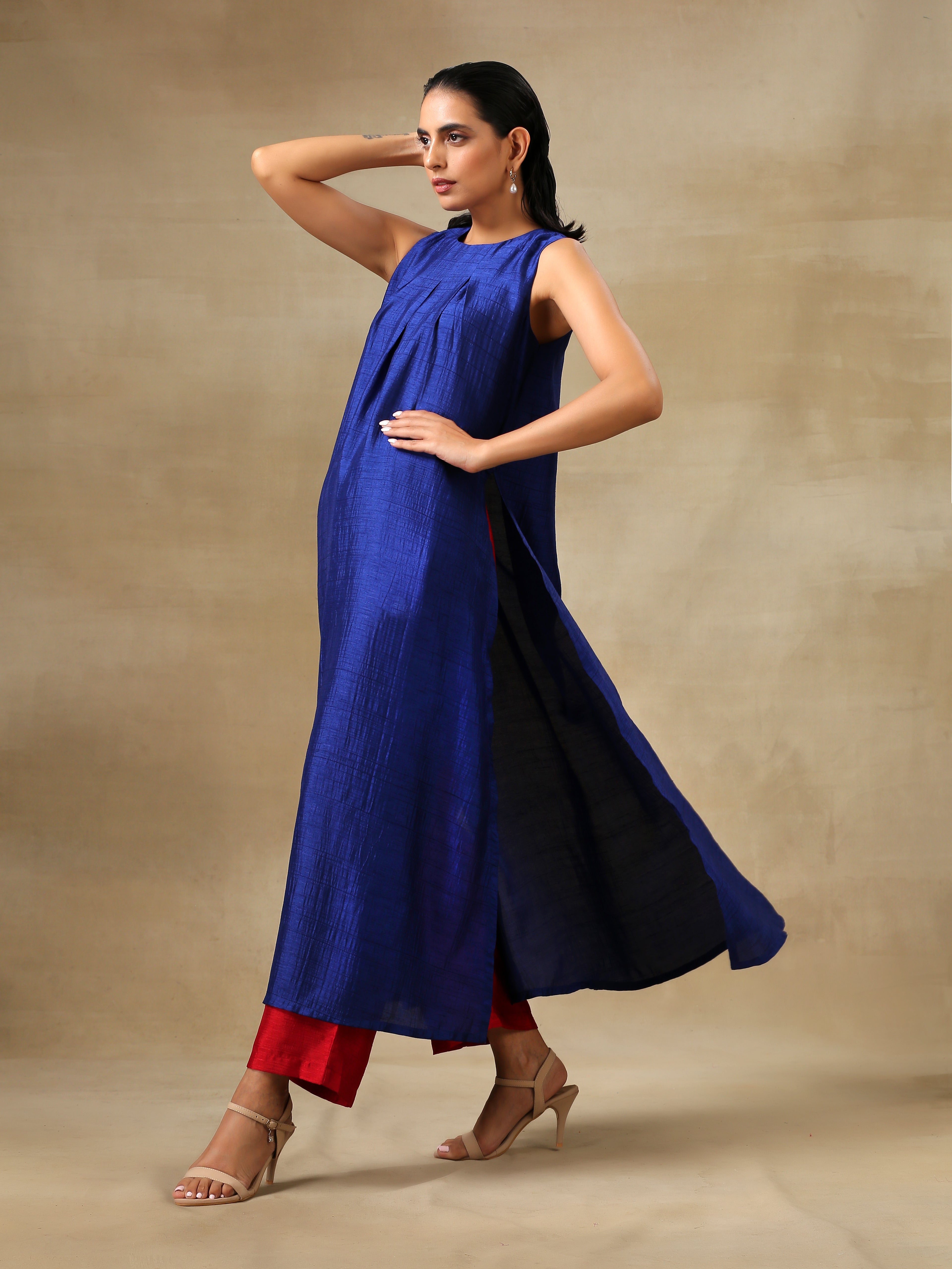 trueBrowns Blue Textured Silk Sleeveless Kurta Pant Set