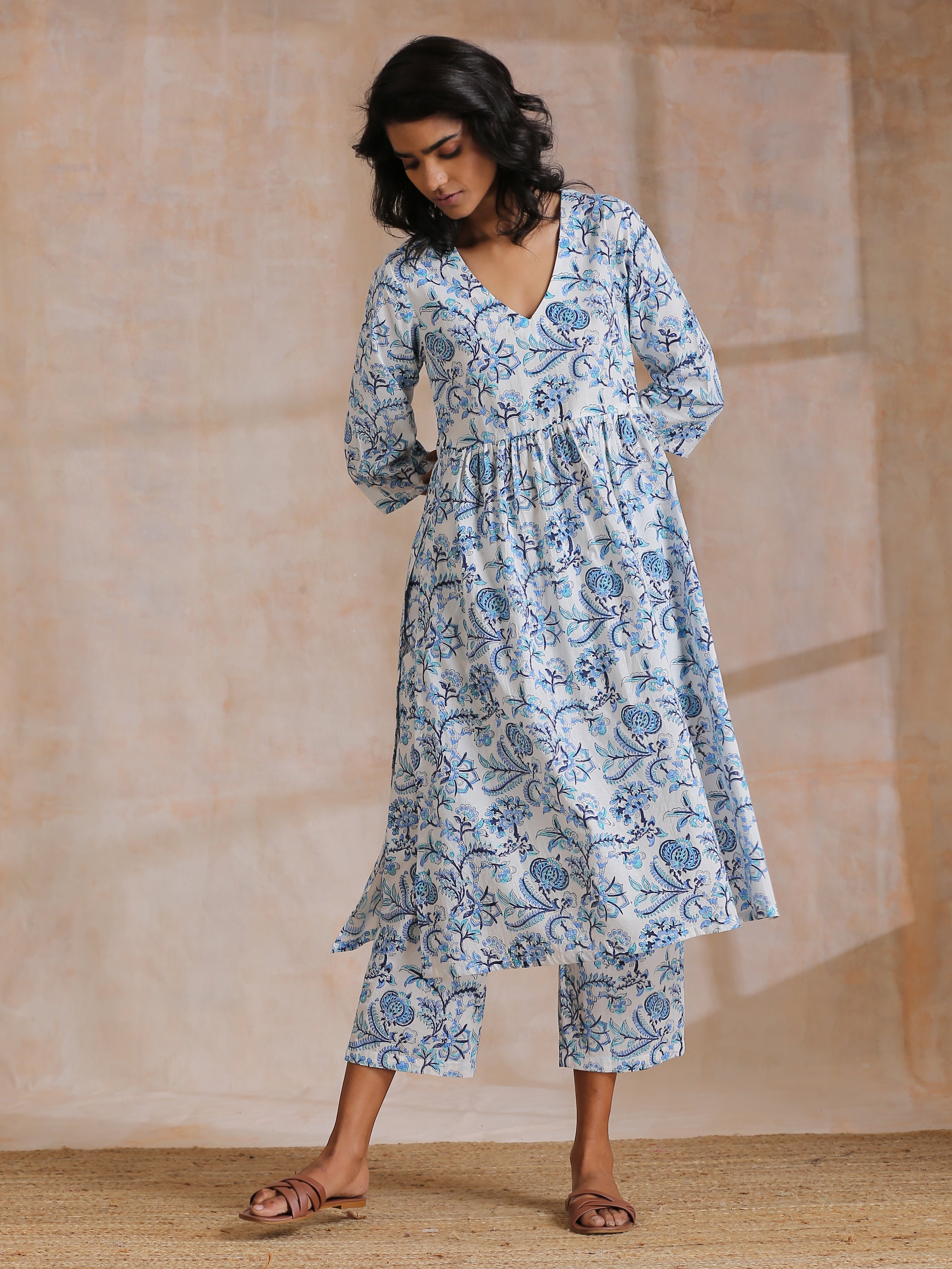 trueBrowns White With Overall Blue Print Cotton Slit Gathered Kurta Set