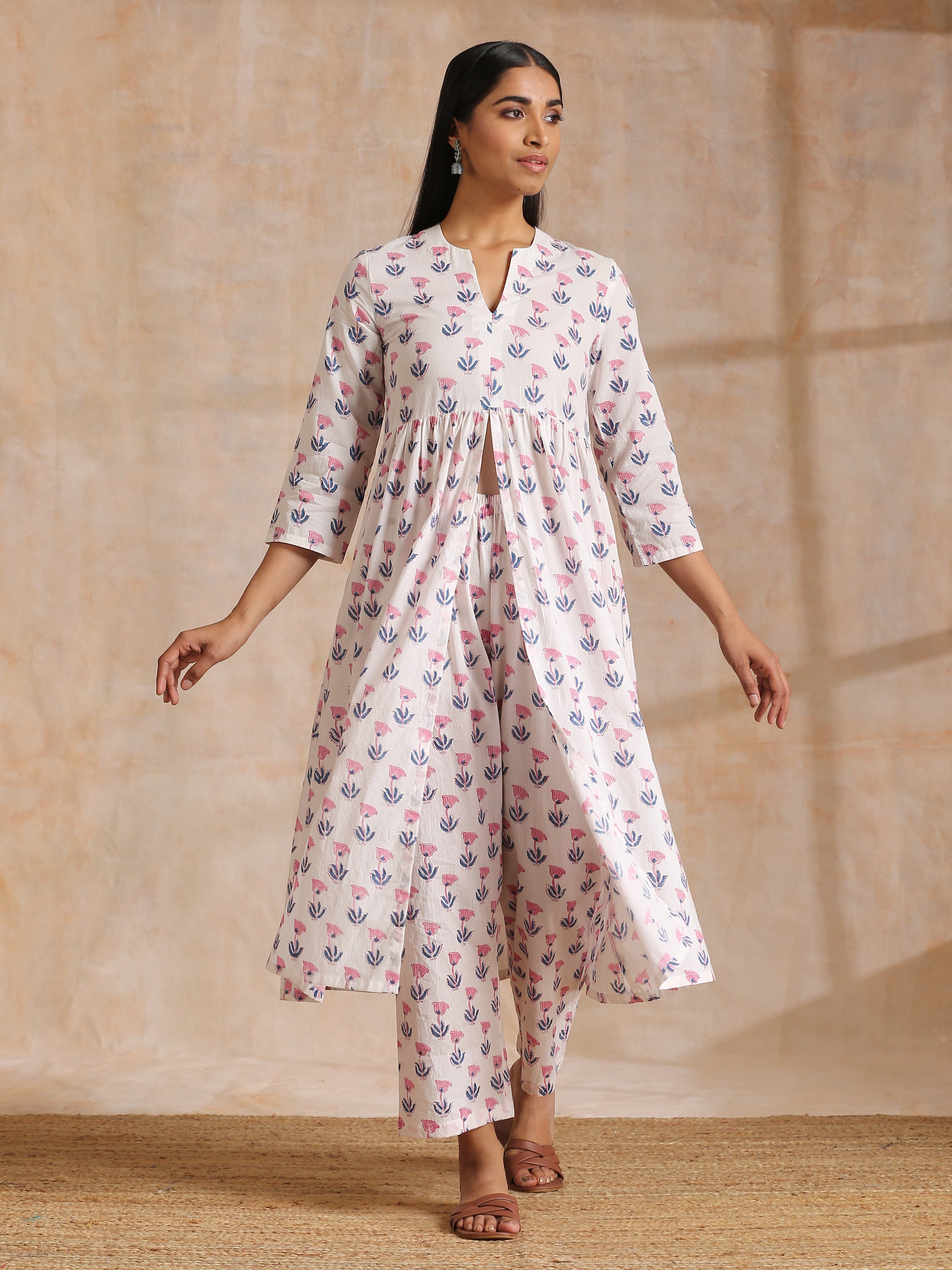 trueBrowns White With Pink Blue Buta Block Print Cotton Kurta Pant Set