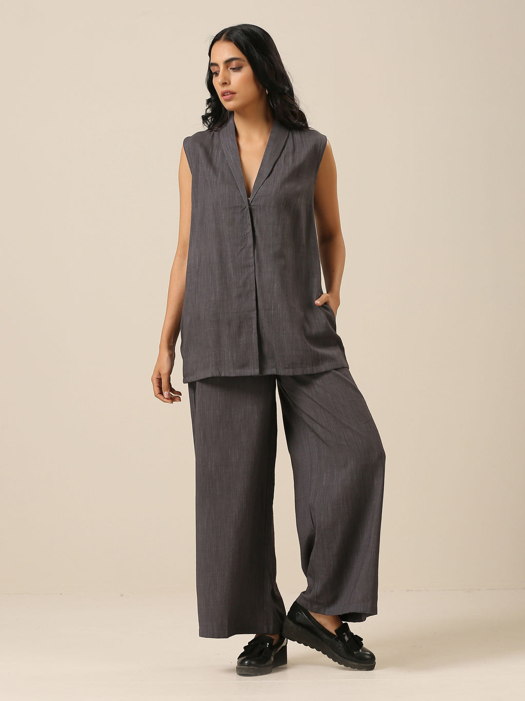 trueBrowns Slate Grey Slub Texture Sleevesless Jacket Pant Set
