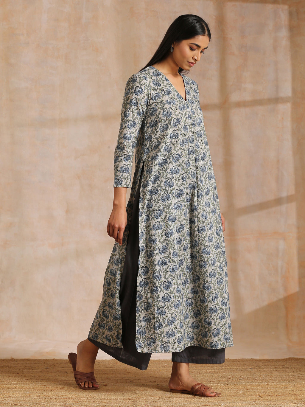 trueBrowns Blue Grey Overall Floral Block On White Print Cotton Kurta Pant Set