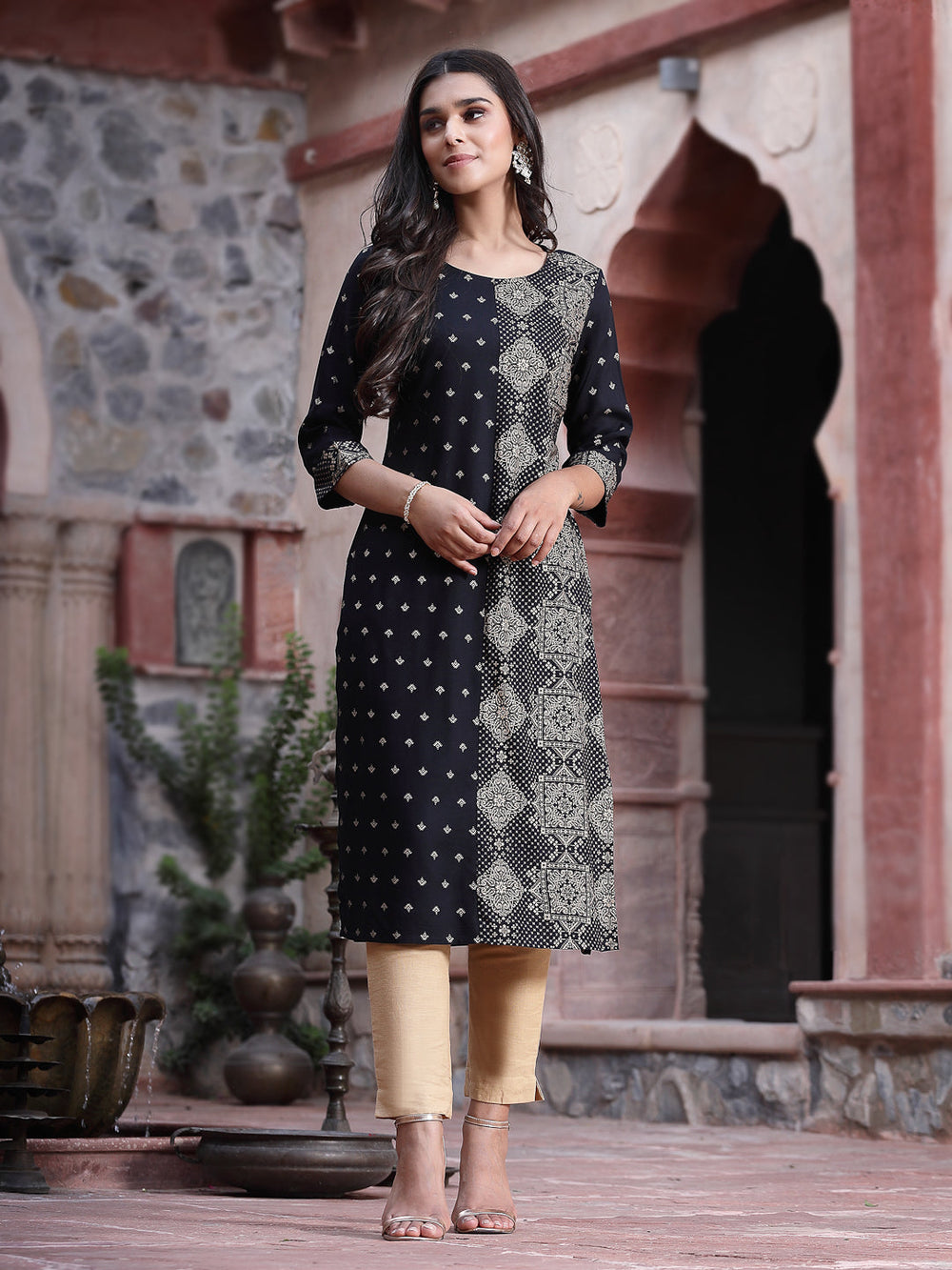 Juniper Women's Black Rayon Printed Straight Kurta