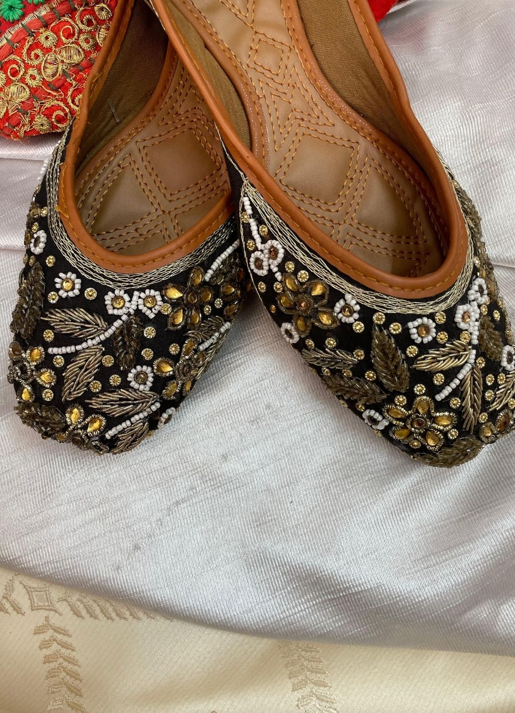 Desi Colour Women Indian Ethnic Footwear-Black Stones Flower