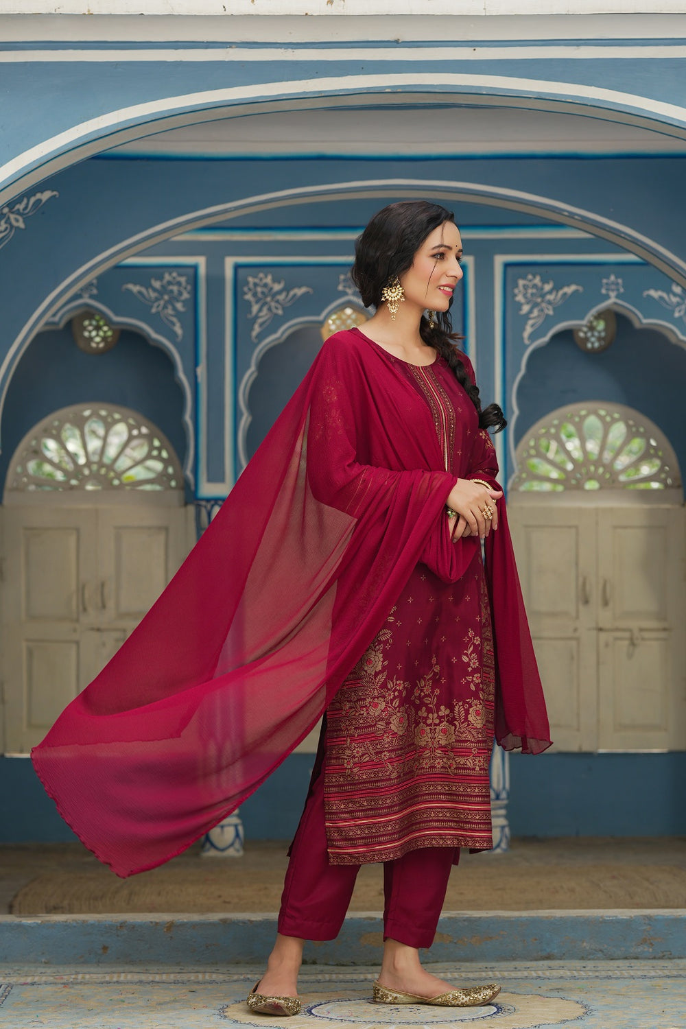 Juniper Maroon Shantoon Festive Printed Straight Skd For Women