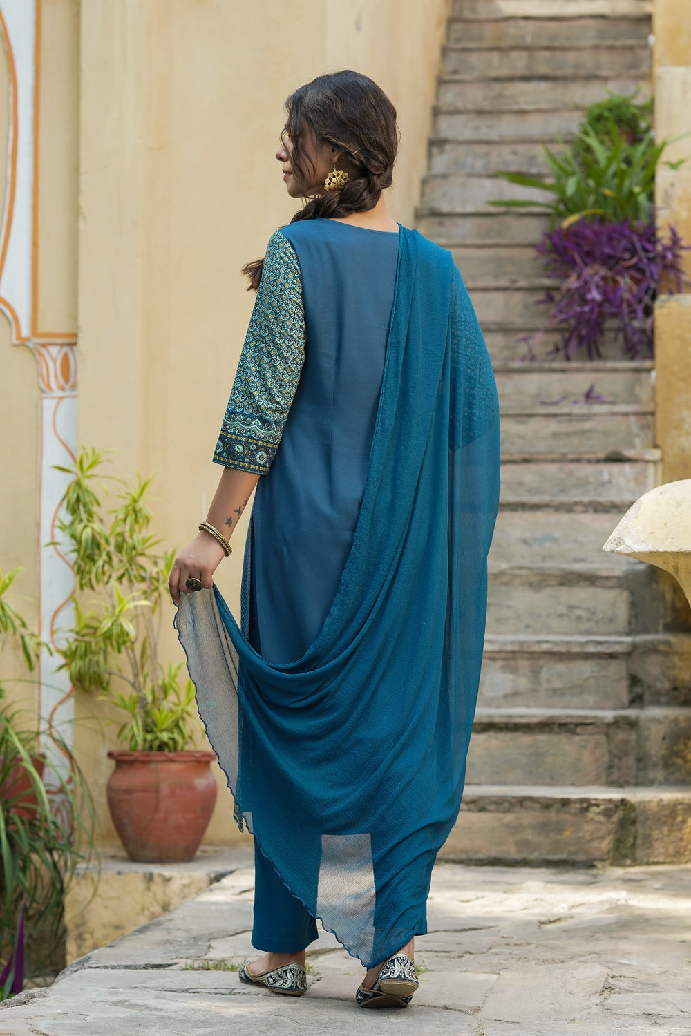 Juniper Indigo Rayon Festive Printed Straight Skd For Women