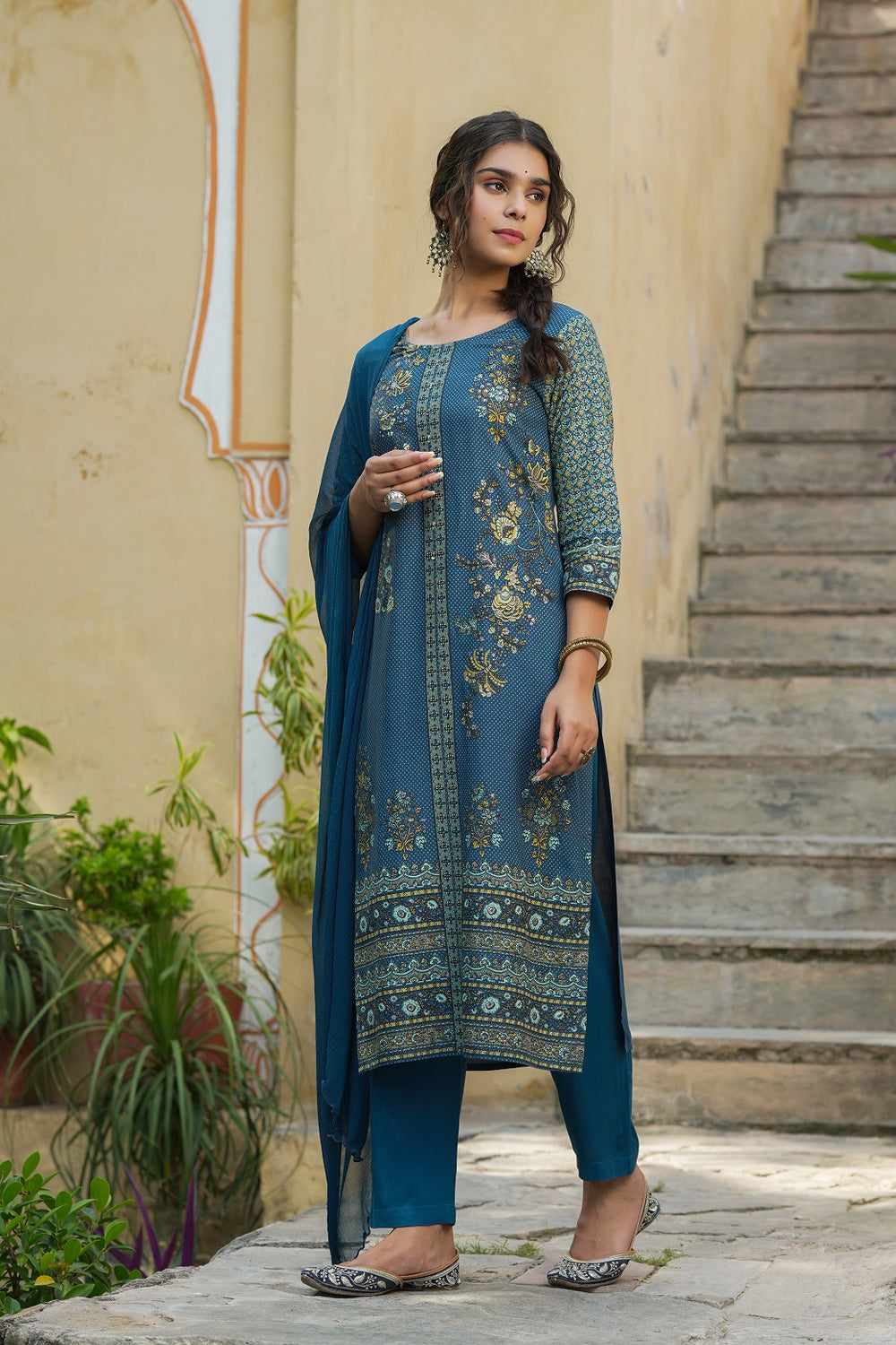 Juniper Indigo Rayon Festive Printed Straight Skd For Women