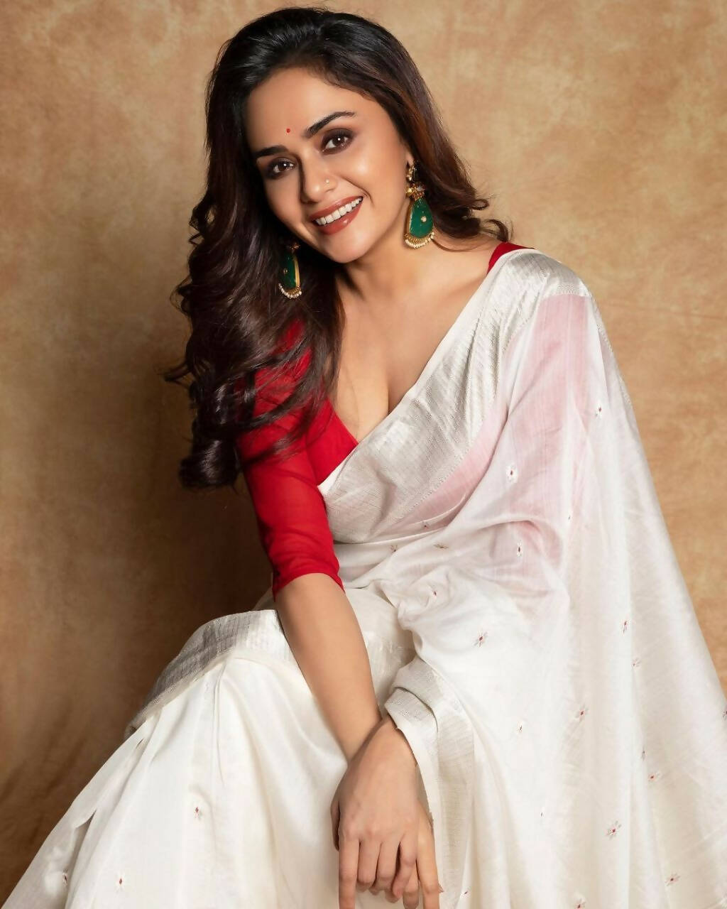 DEIANA'S Beautiful Designer Golden zari Soft Cotton Saree - White