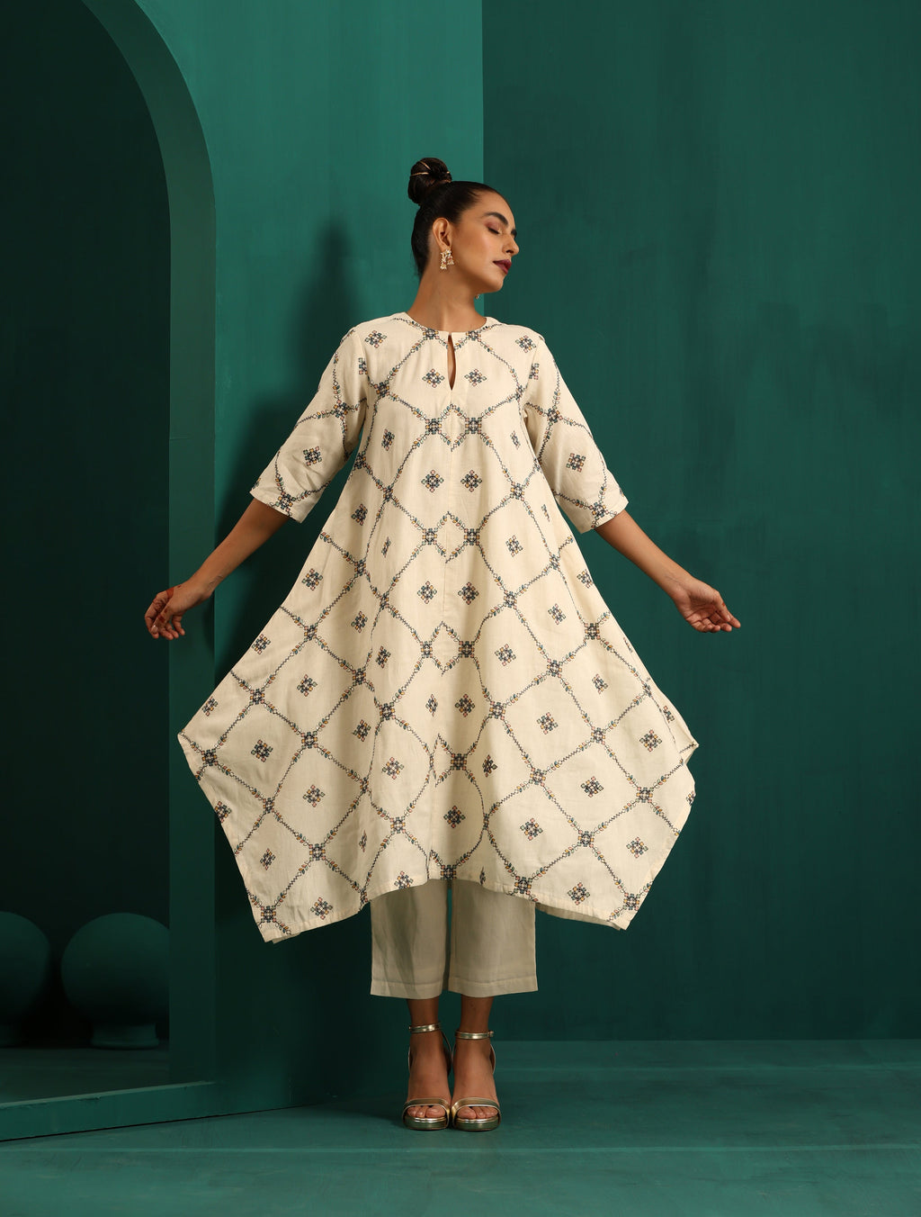 trueBrowns Ivory Rhombus Cotton Handkerchief Kurta Pant Set