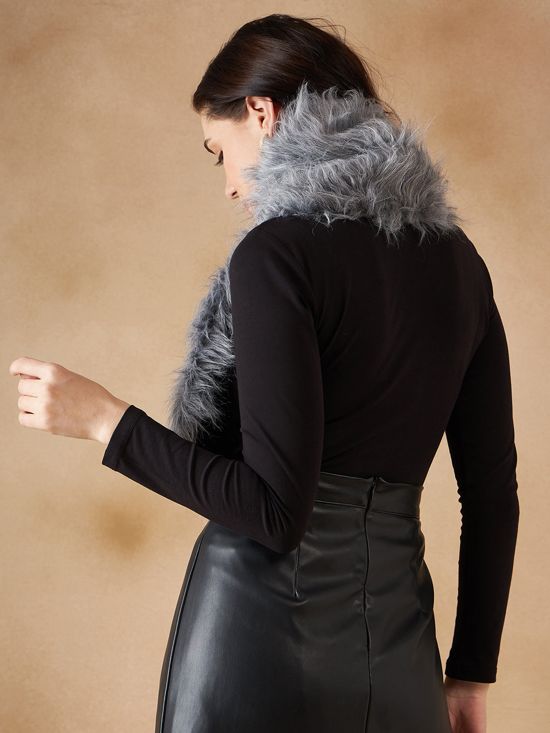 InWeave Women's Light Grey Faux Fur Neck Warmer