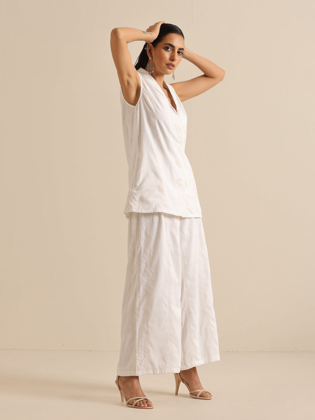 trueBrowns White Pineapple Sleeveless Jacket Pant Set