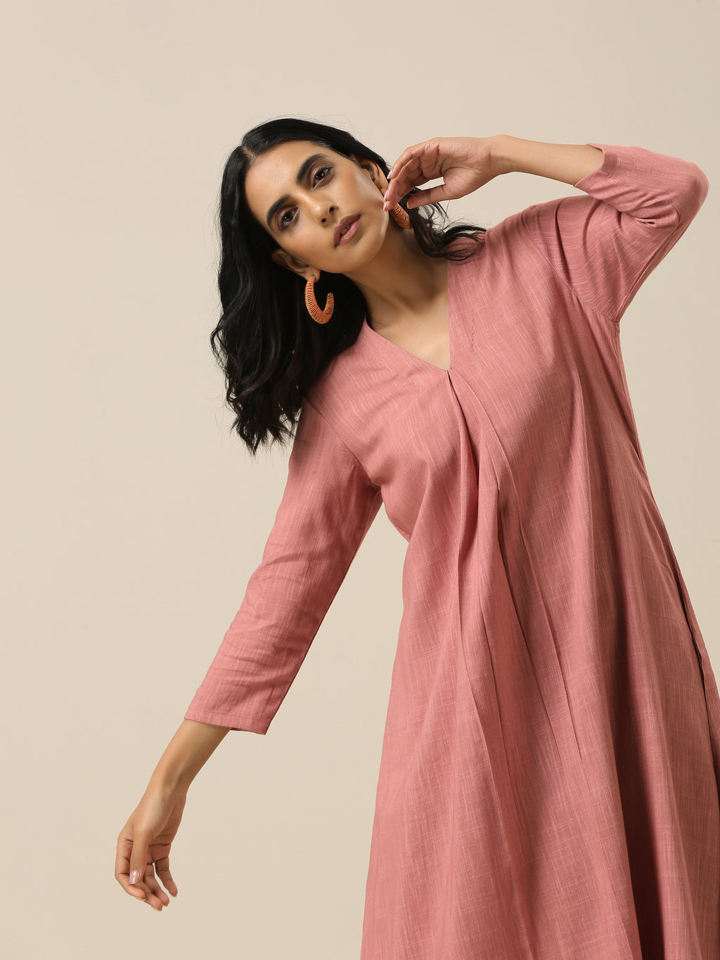 trueBrowns Light Mauve Slub Texture Neck Pleat Kurta Pant Set