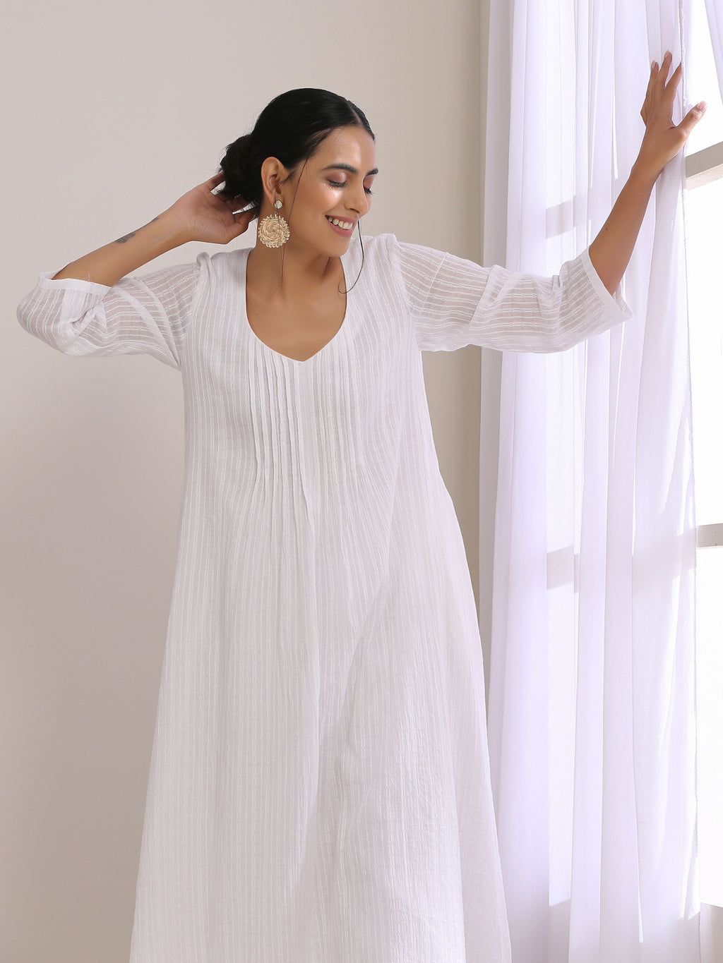 trueBrowns White Dobby Front Pleated Long Kurta Pant Set