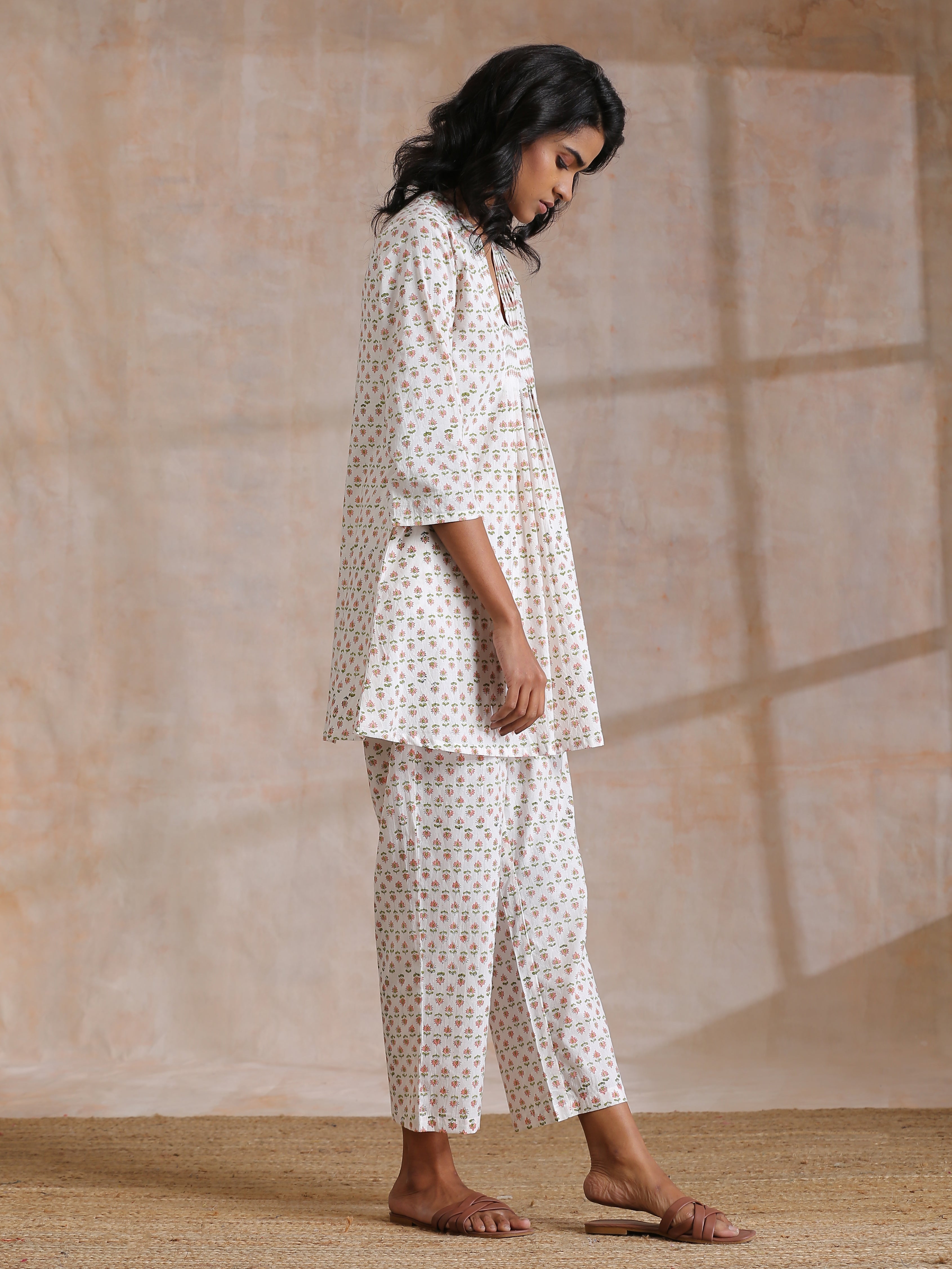 trueBrowns White With Small Floral Booti Print Cotton Pleated Co-Ord Set