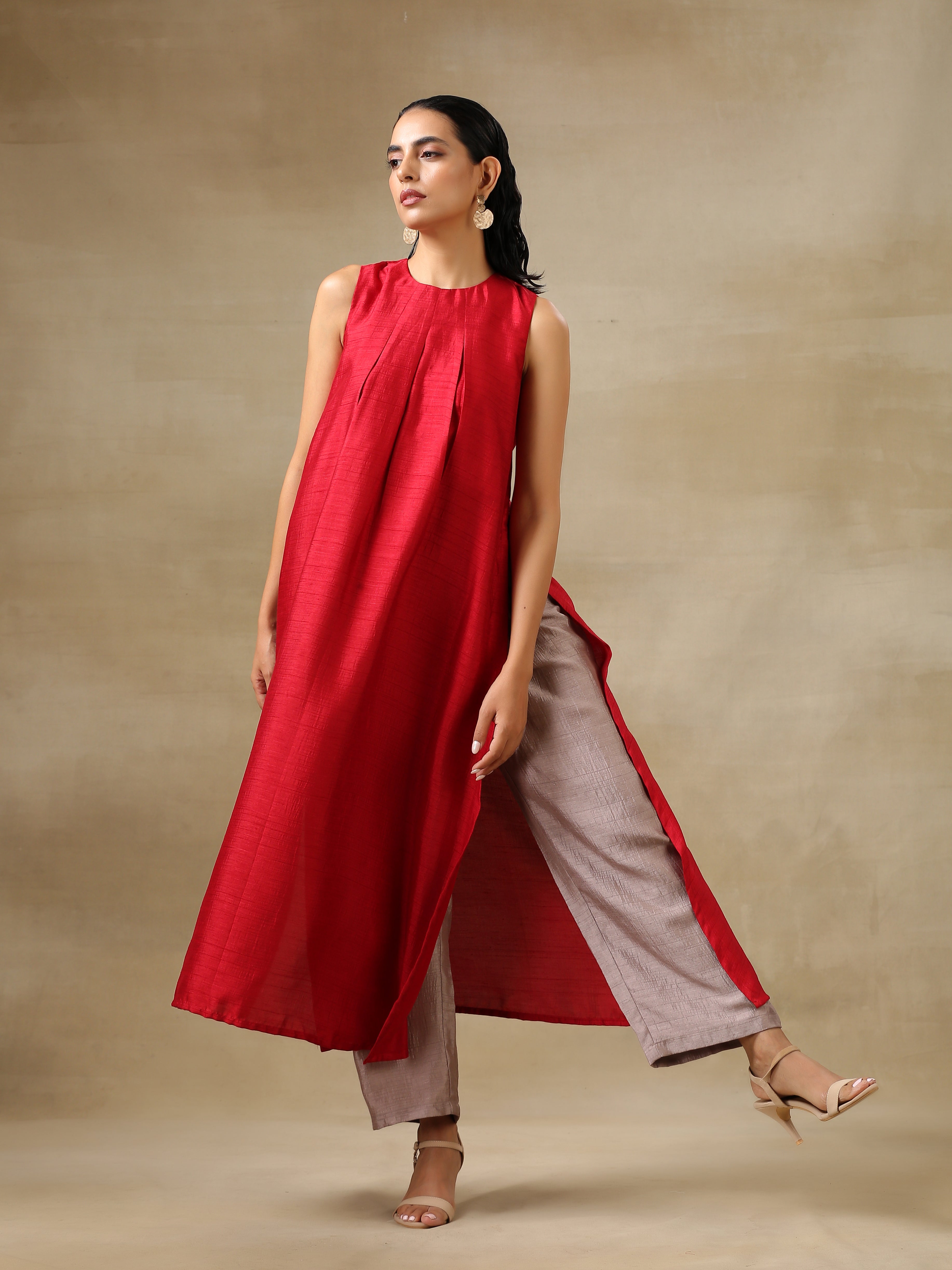 trueBrowns Maroon Textured Silk Sleeveless Kurta Pant Set