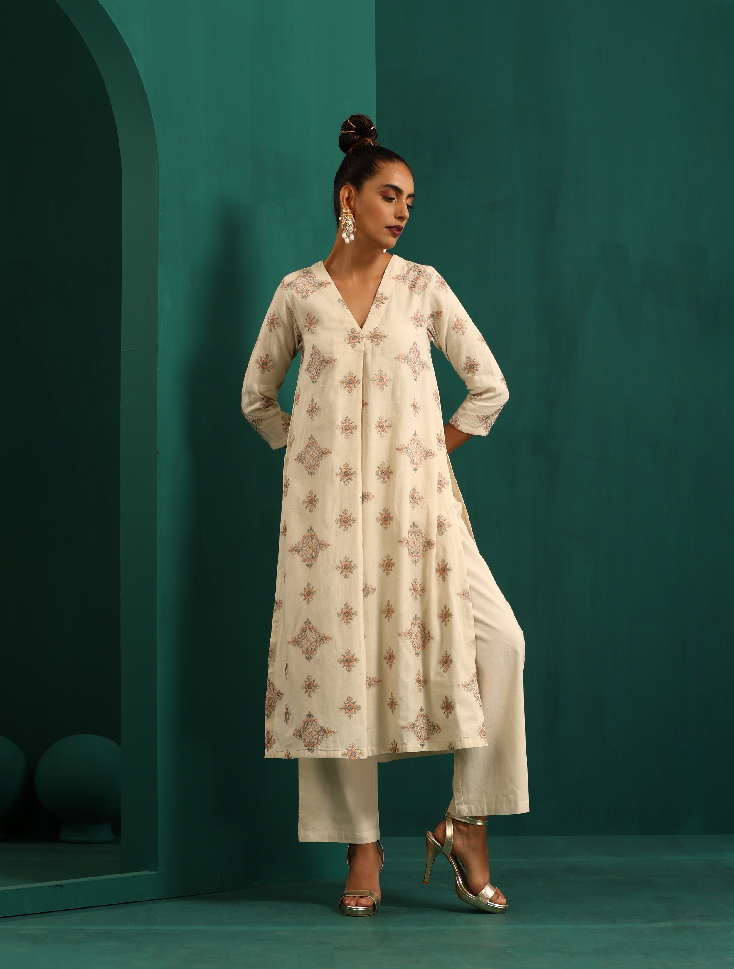trueBrowns Ivory Peach Cotton Front Pleat Kurta Pant Set