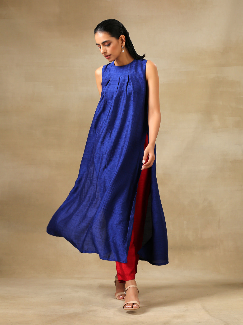 trueBrowns Blue Textured Silk Sleeveless Kurta Pant Set