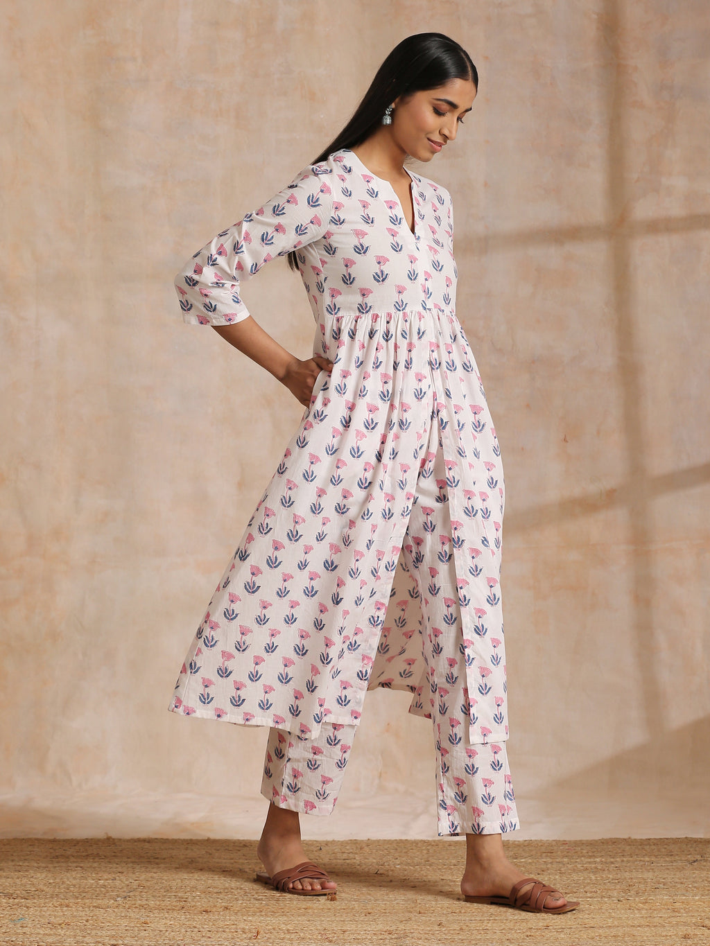 trueBrowns White With Pink Blue Buta Block Print Cotton Kurta Pant Set