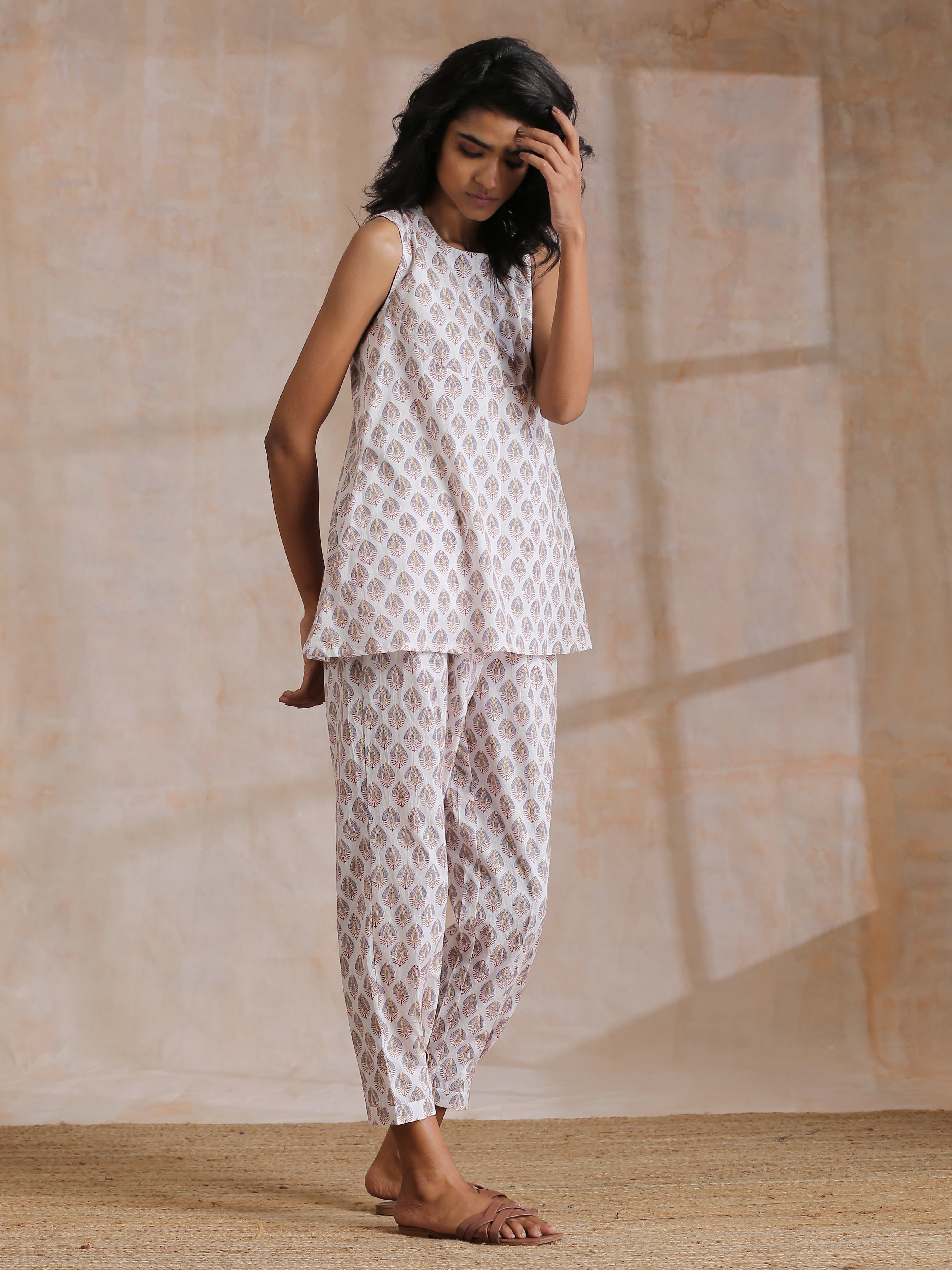 trueBrowns White With Grey Buta Block Print Cotton Sleeveless Co-Ord Set