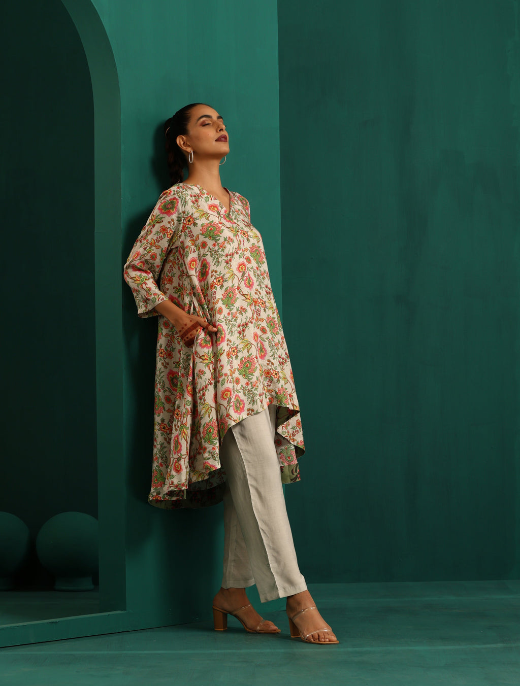 trueBrowns Off white Floral Jaal Muslin Silk Printed High Low Co-ord Set
