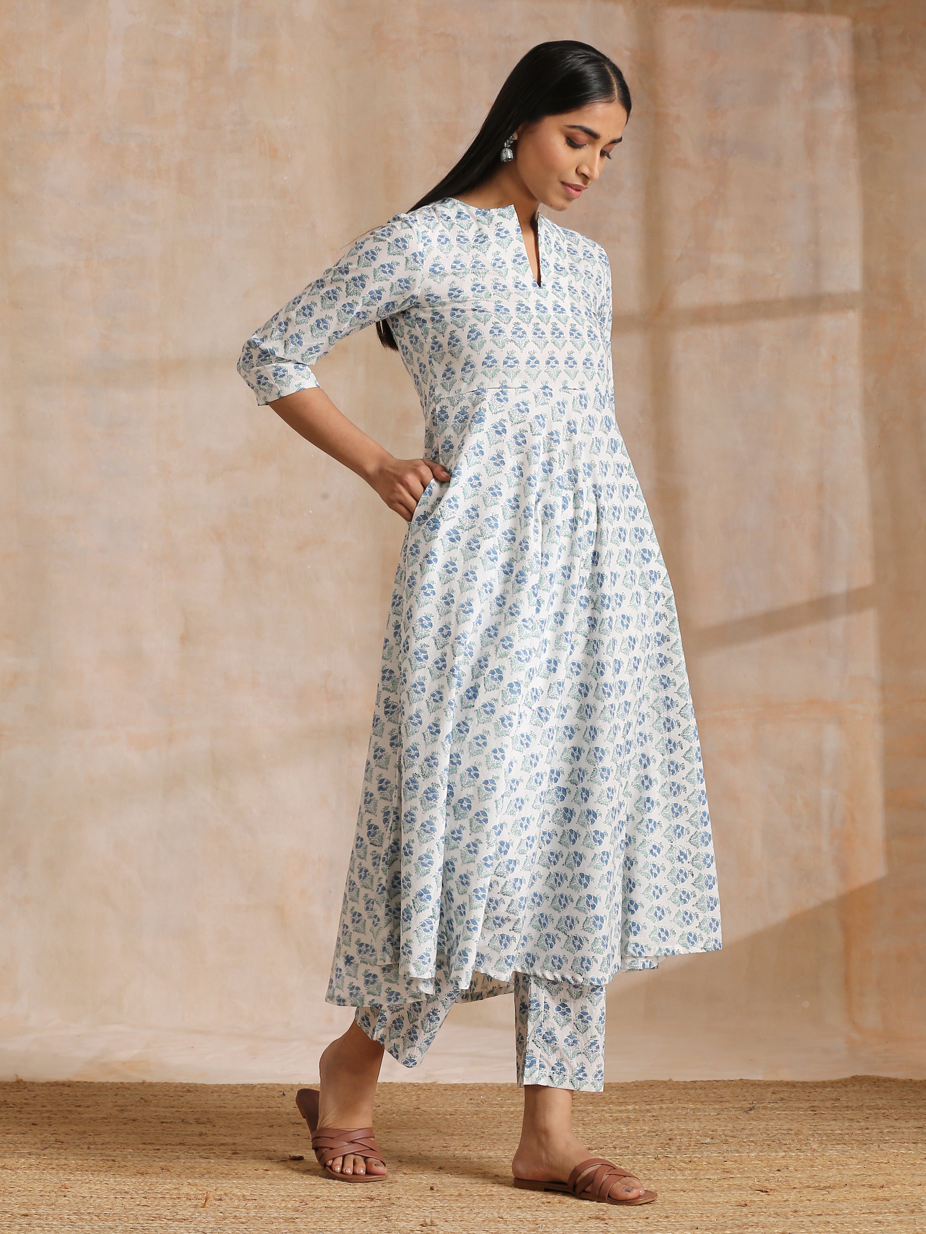 trueBrowns White With Blue Green Buta Print Cotton Flared Kurta Pant Set