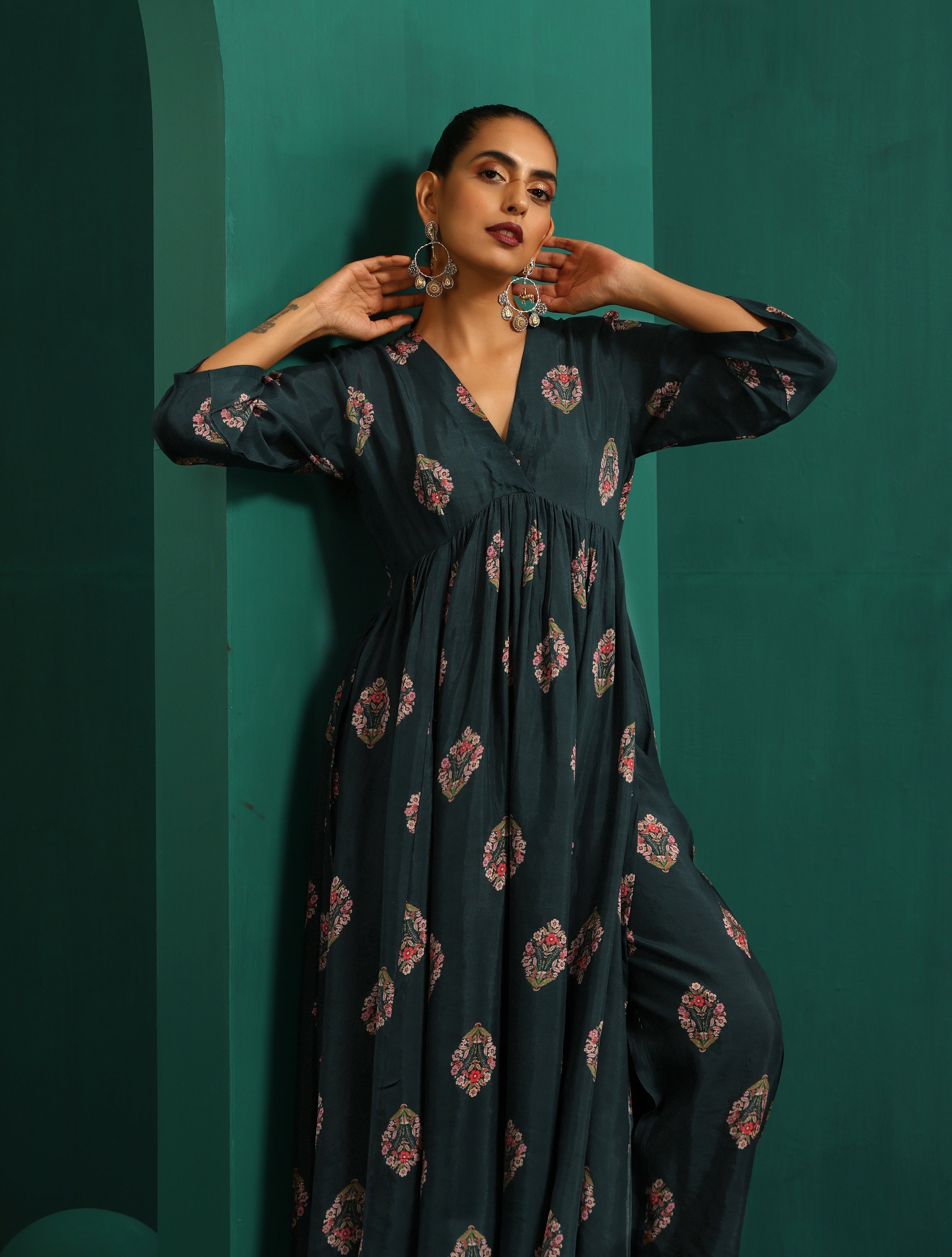 trueBrowns Deep Blue Floral Bunch Muslin Silk Printed V-Neck Waist Gathered Kurta Pant Set