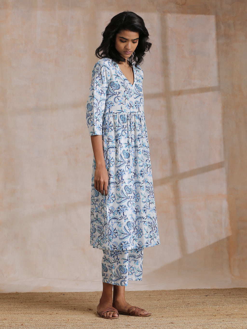 trueBrowns White With Overall Blue Print Cotton Slit Gathered Kurta Set