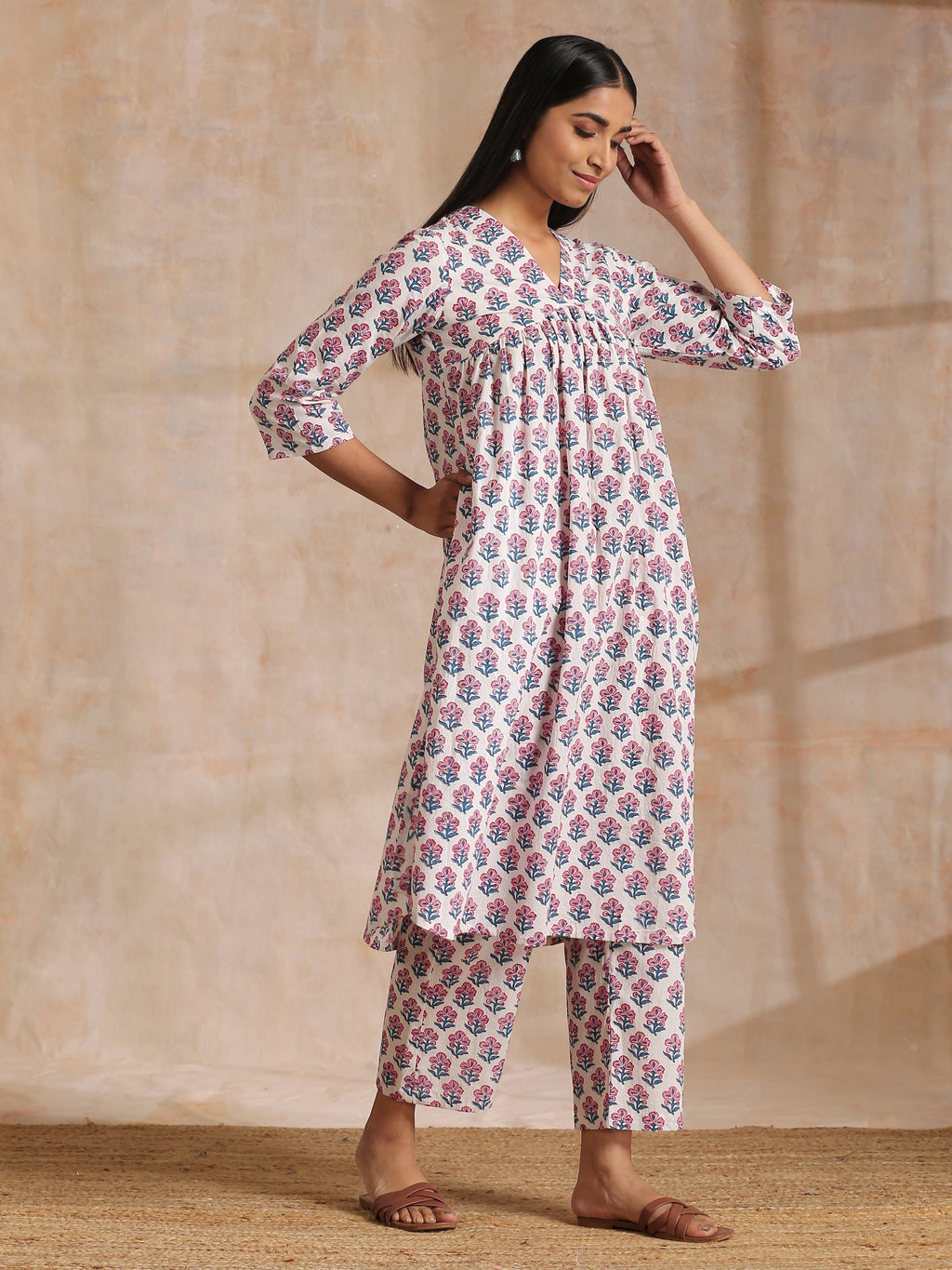 trueBrowns White With Pink Blue Floral Block Print Cotton Flared Slit Kurta Pant Set