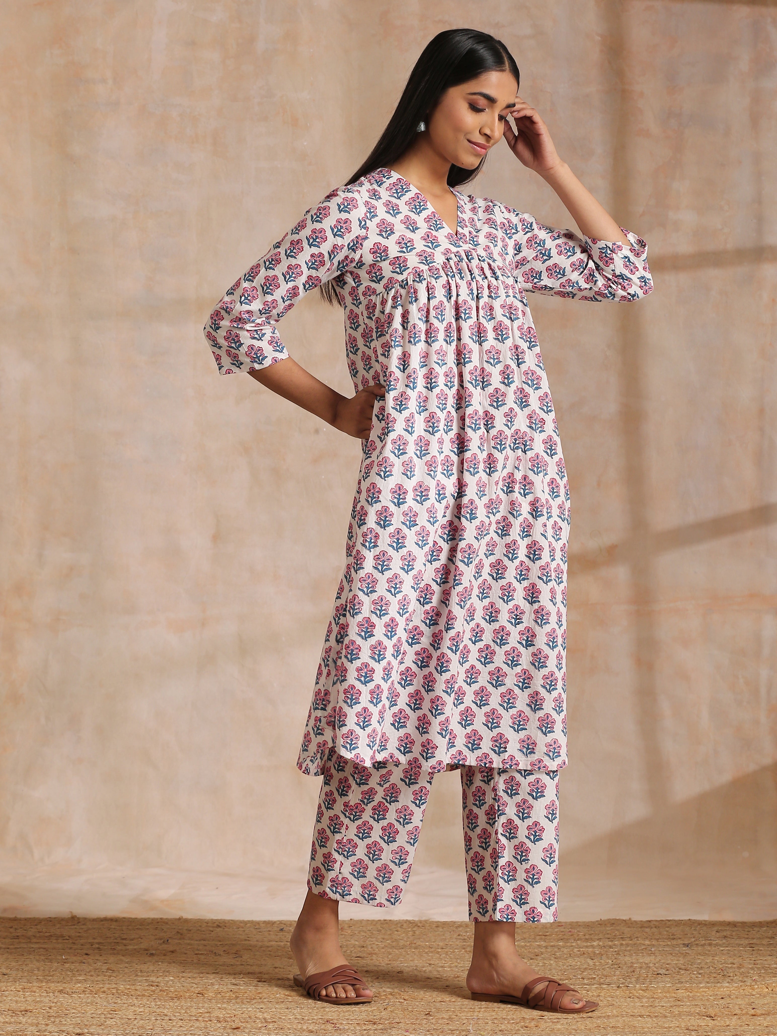 trueBrowns White With Pink Blue Floral Block Print Cotton Flared Slit Kurta Pant Set