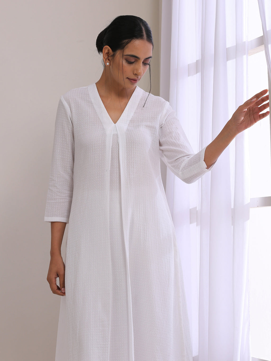 trueBrowns White Dobby Neck Pleat Kurta Pant Set