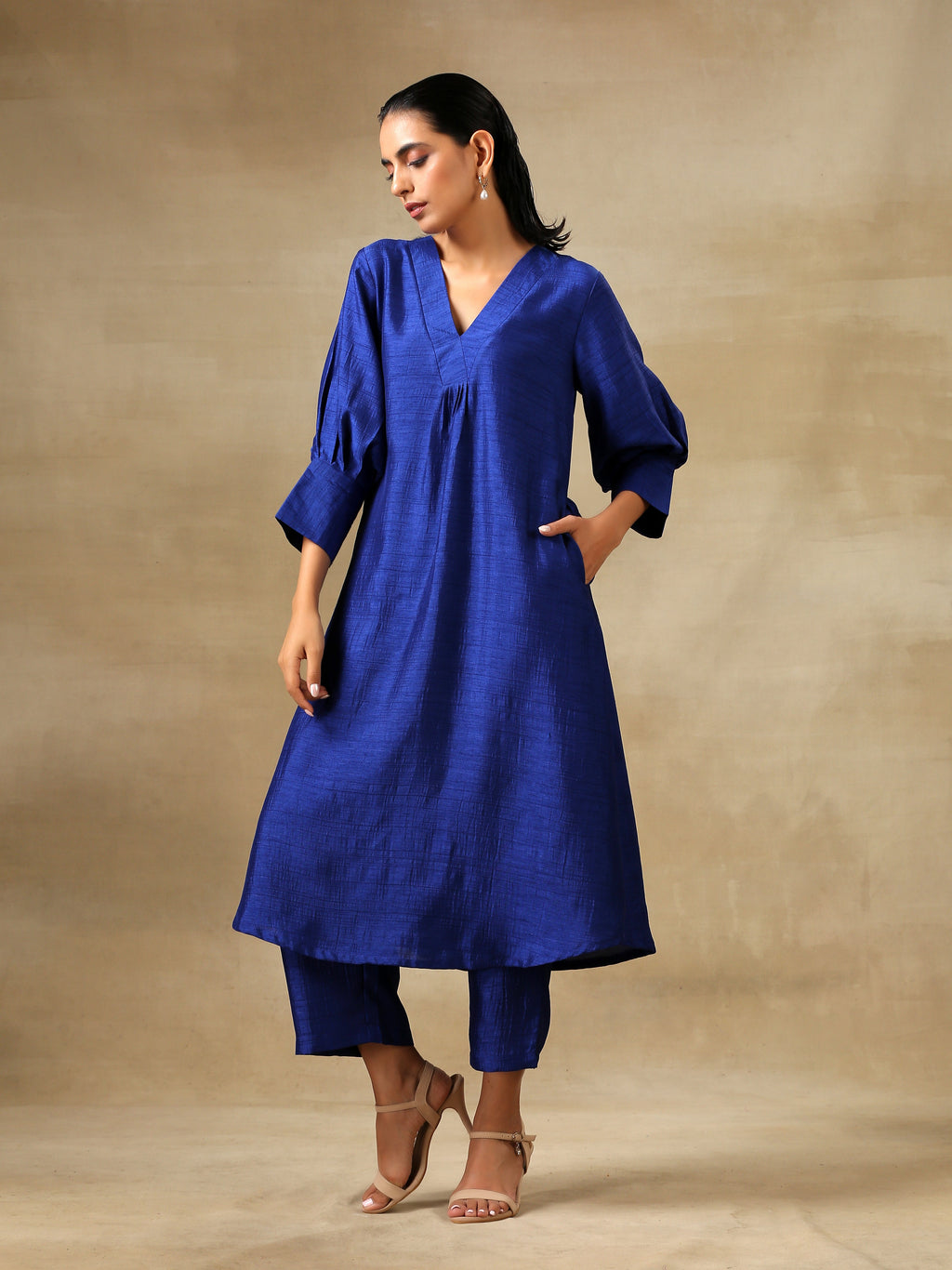 trueBrowns Blue Textured Silk Puff Sleeve Kurta Pant Set