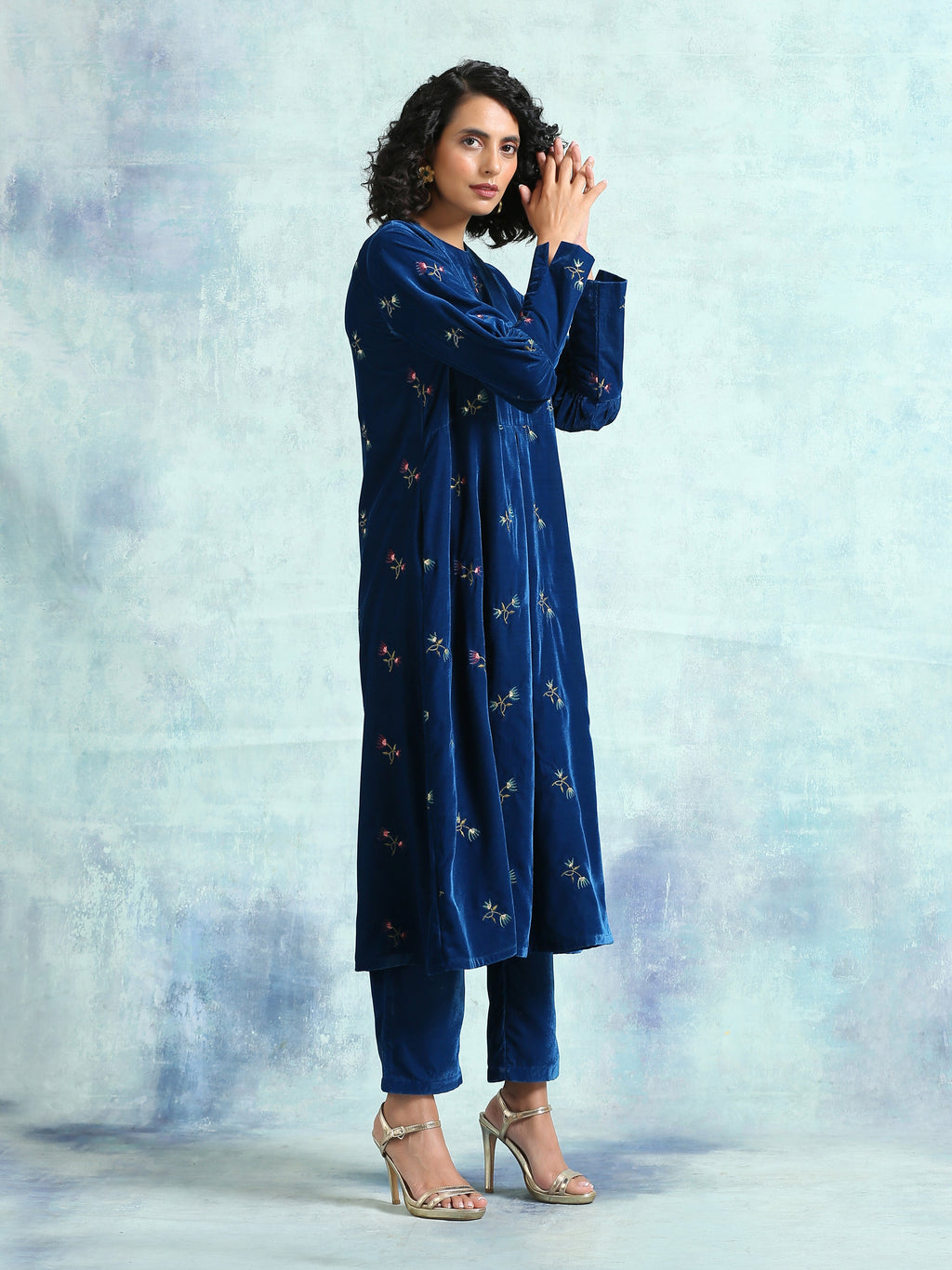 trueBrowns Blue Embroidered Velvet Puff Sleeve Kurta