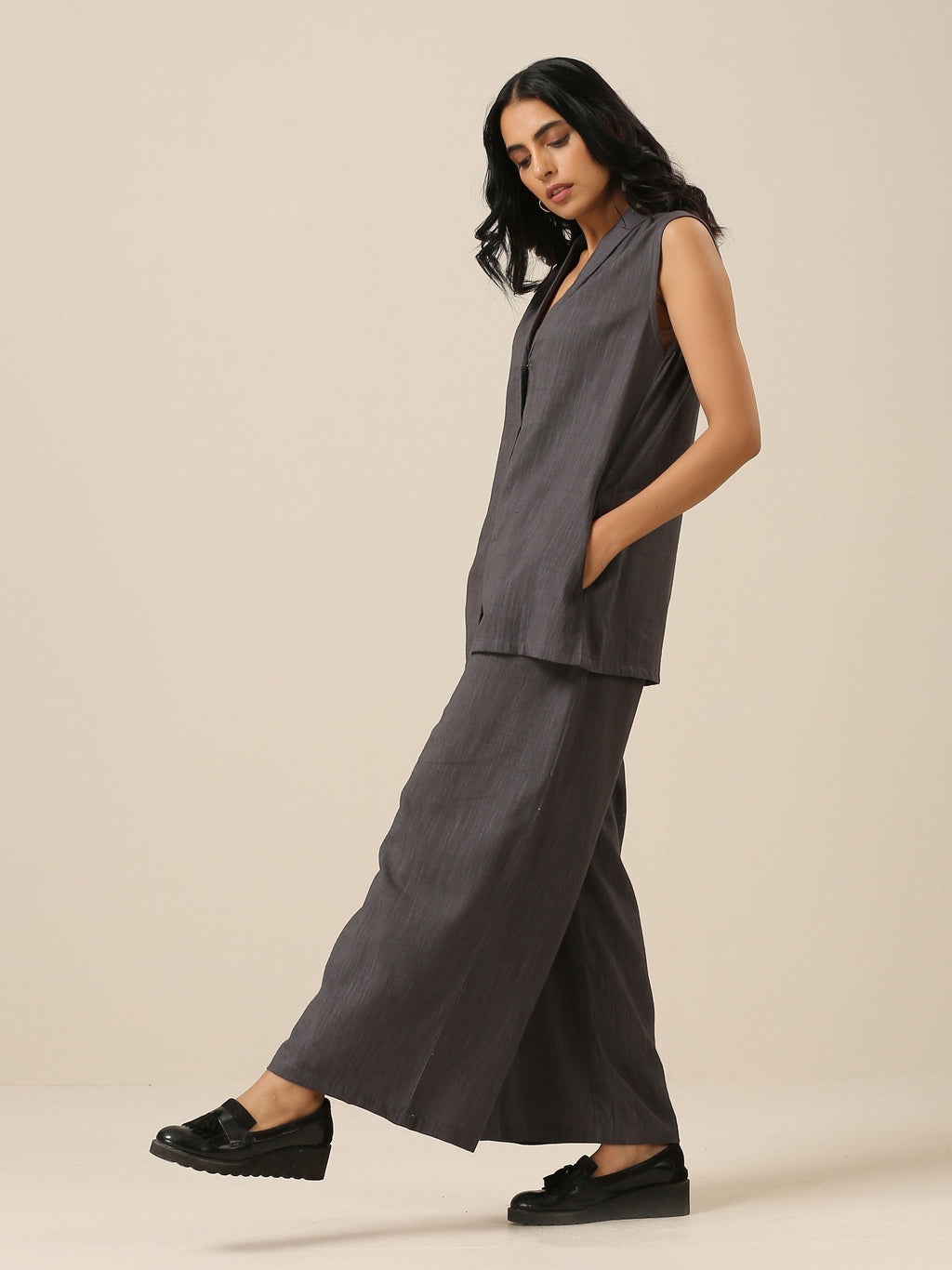 trueBrowns Slate Grey Slub Texture Sleevesless Jacket Pant Set