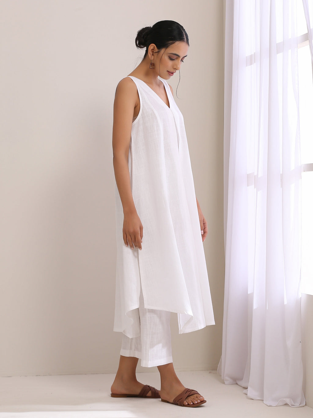trueBrowns White Slub Texture Sleeveless Flared Kurta Pant Set
