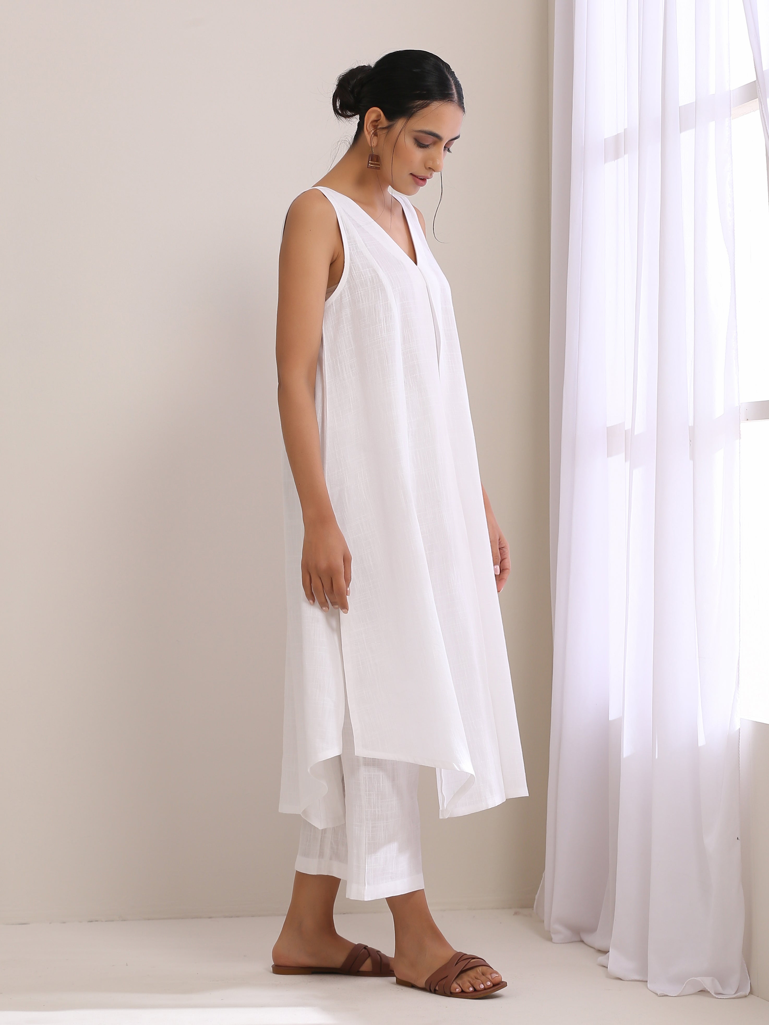 trueBrowns White Slub Texture Sleeveless Flared Kurta Pant Set