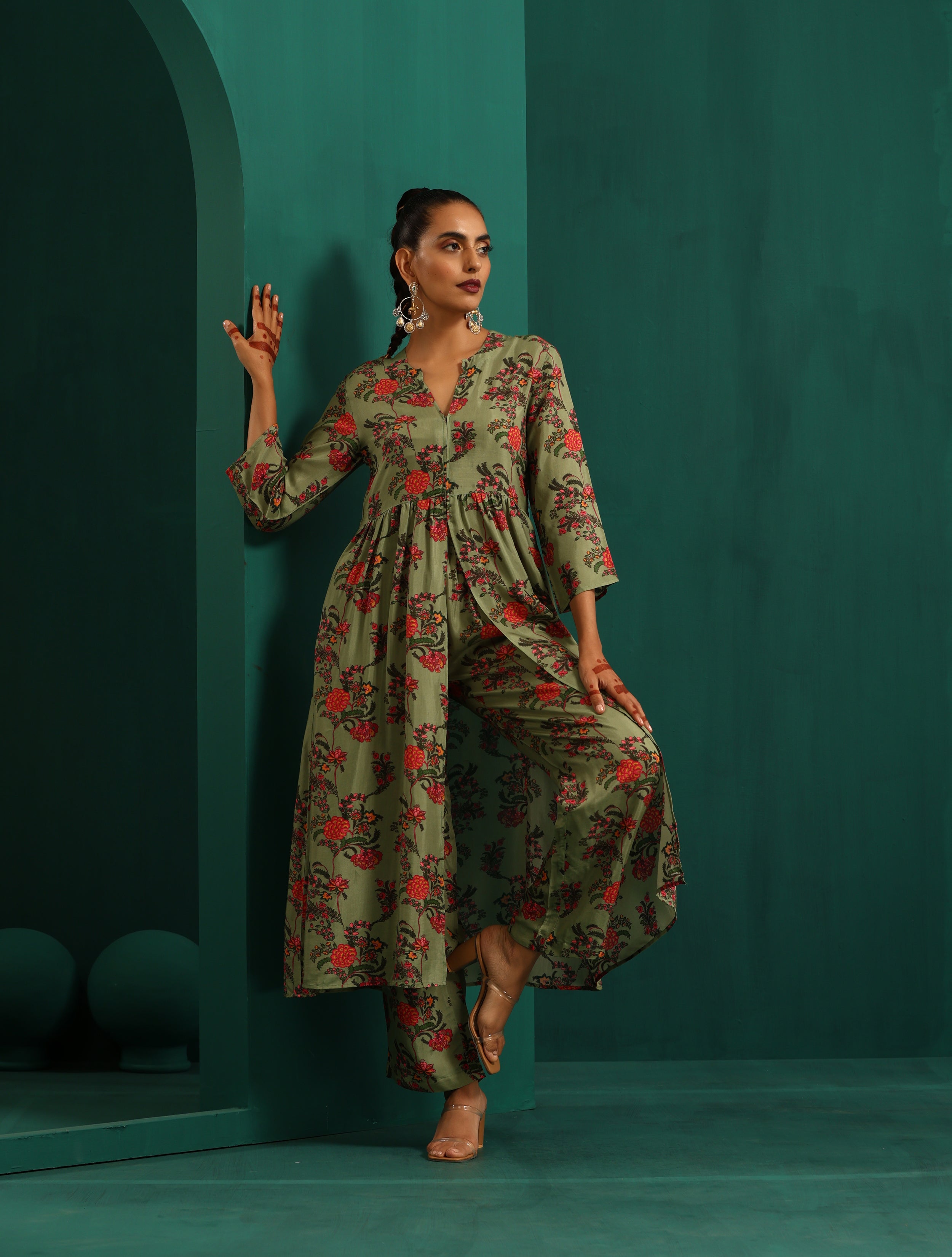 trueBrowns Green Floral Muslin Silk Printed Front Slit Kurta Pant Set