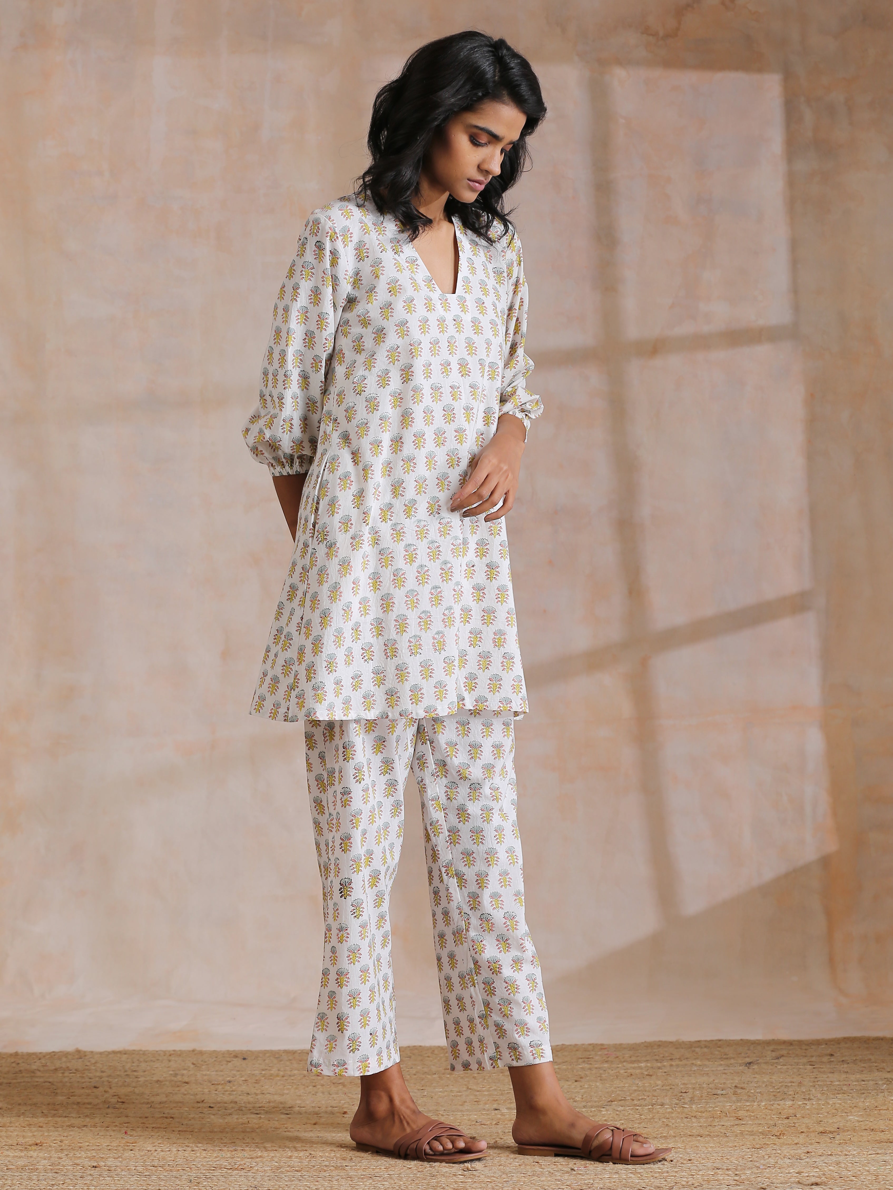 trueBrowns Multi Color Floral Booti Print Cotton V-Square Neck Co-Ord Set