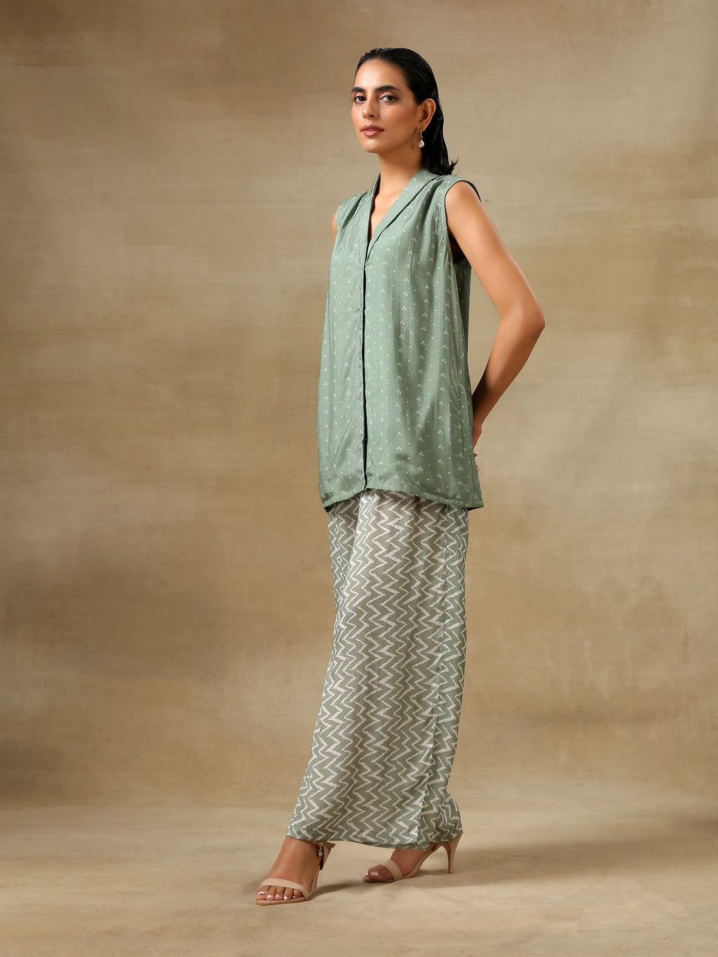 trueBrowns Light Green Bandhani Printed Silk Sleevesless Jacket Pant Set